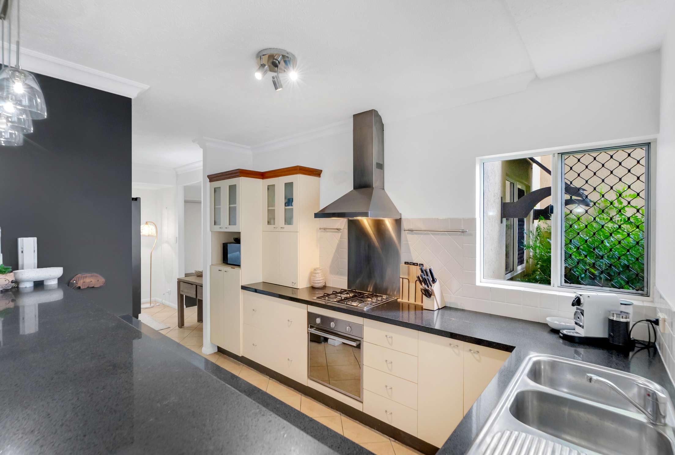 303/2-10 Greenslopes Street — photo 5 of 23