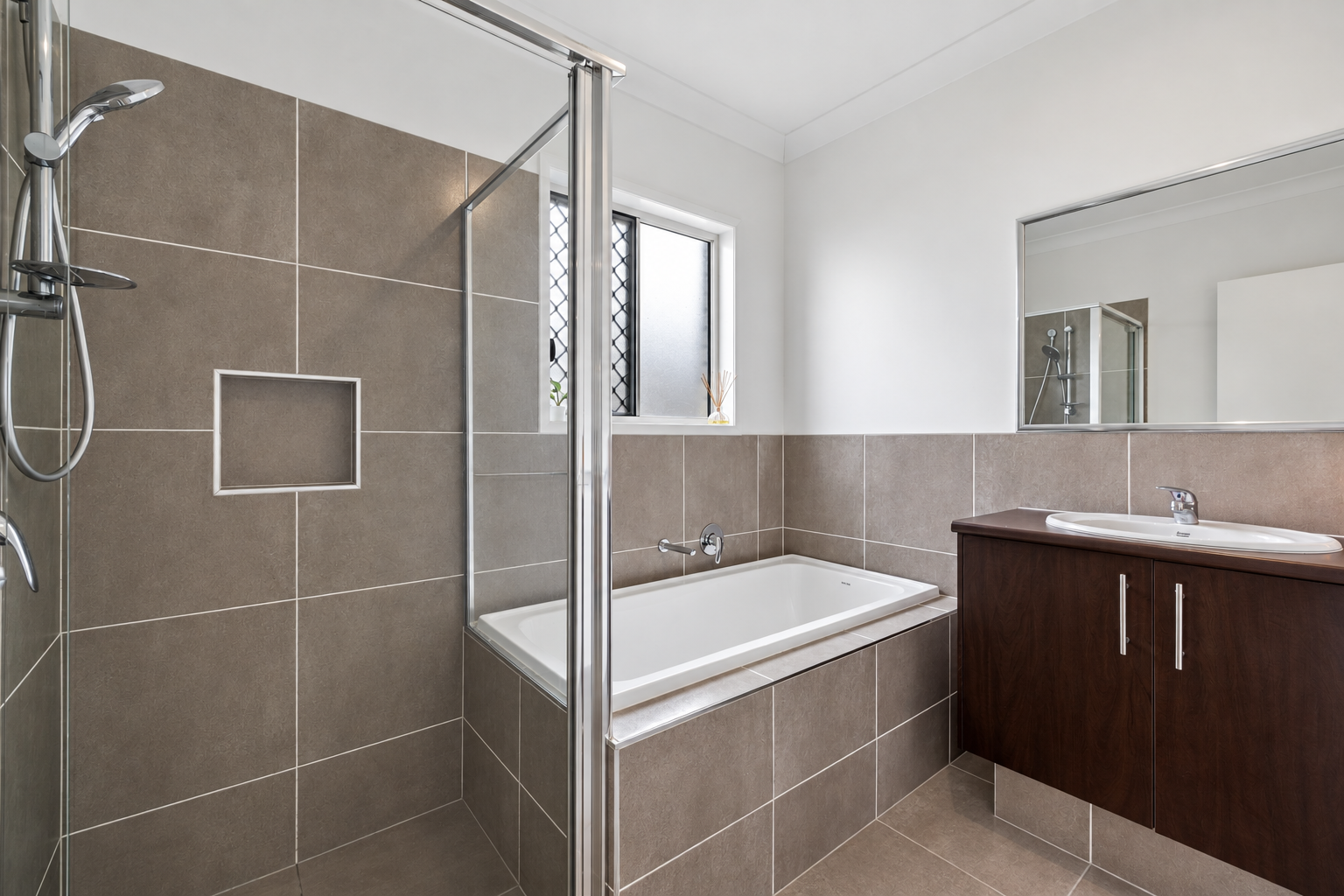 33 Rupert Crescent — photo 7 of 13