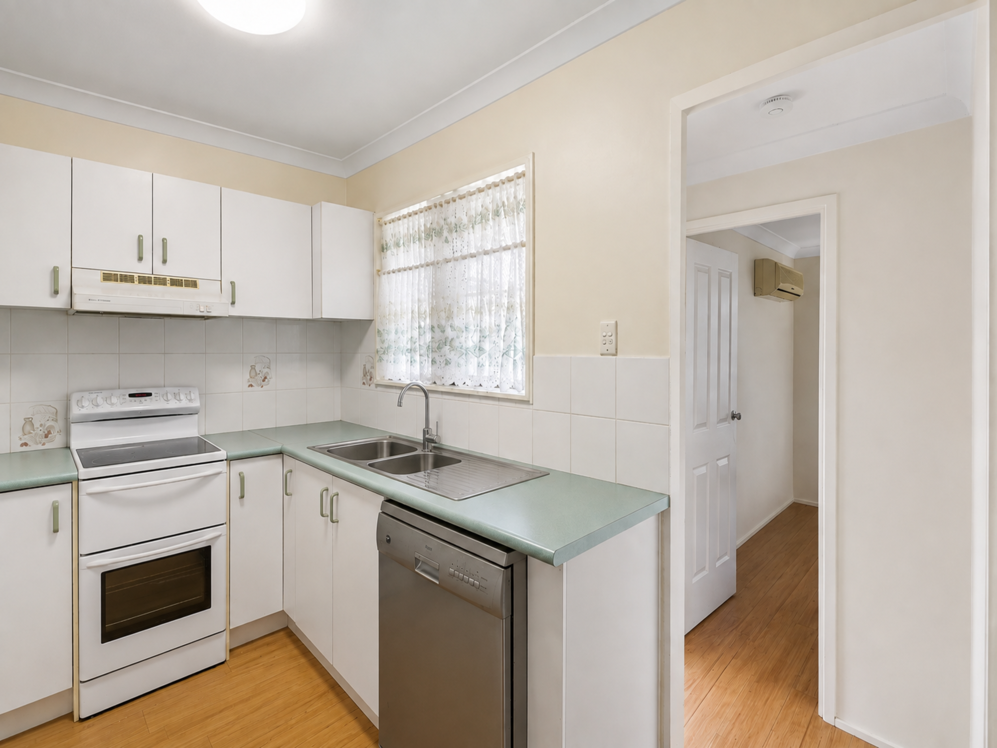 57 Macarthur Crescent — photo 13 of 24