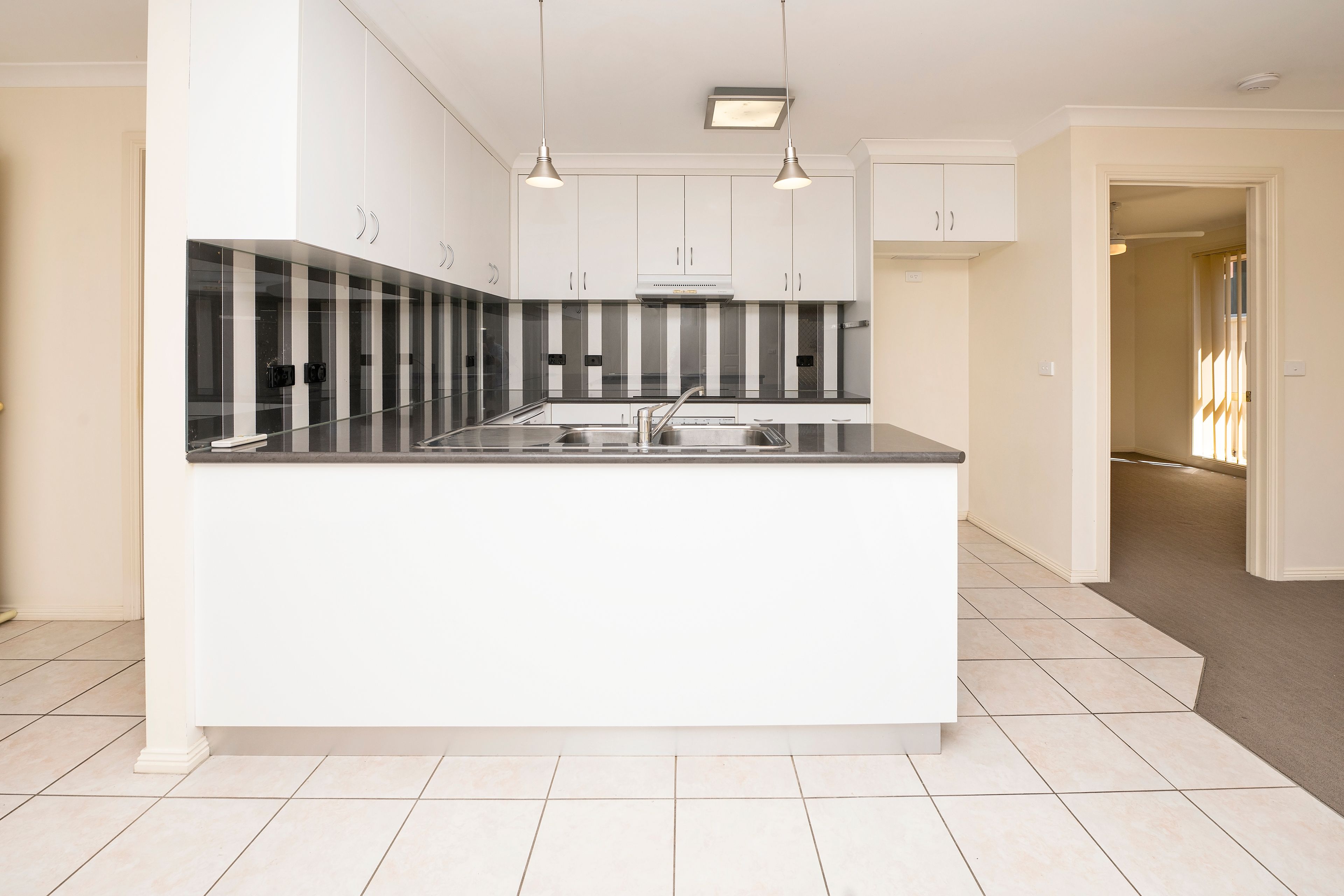 2/131 Stradbroke Avenue — photo 4 of 16