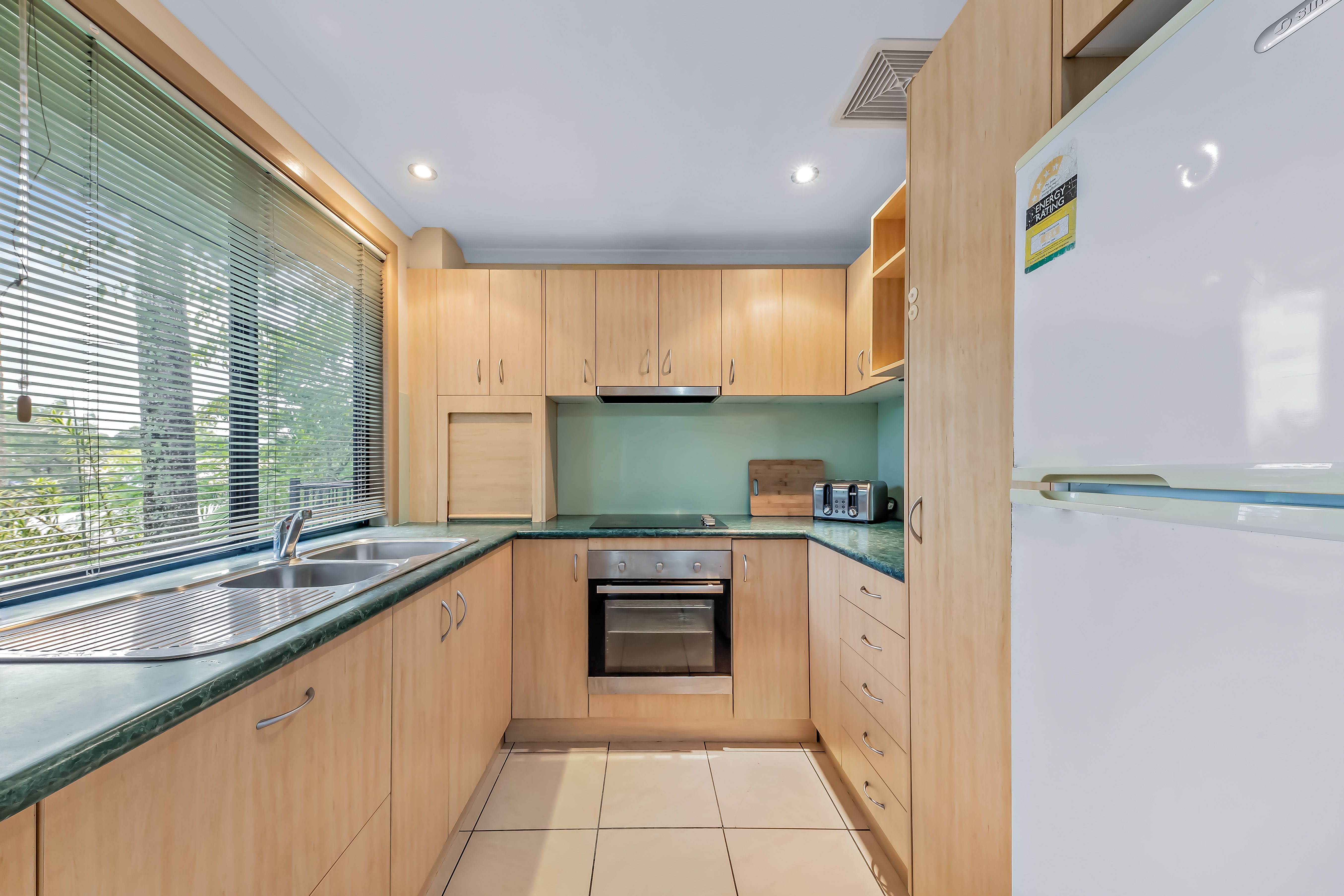 11/164 Shute Harbour Road, CANNONVALE, QLD 4802