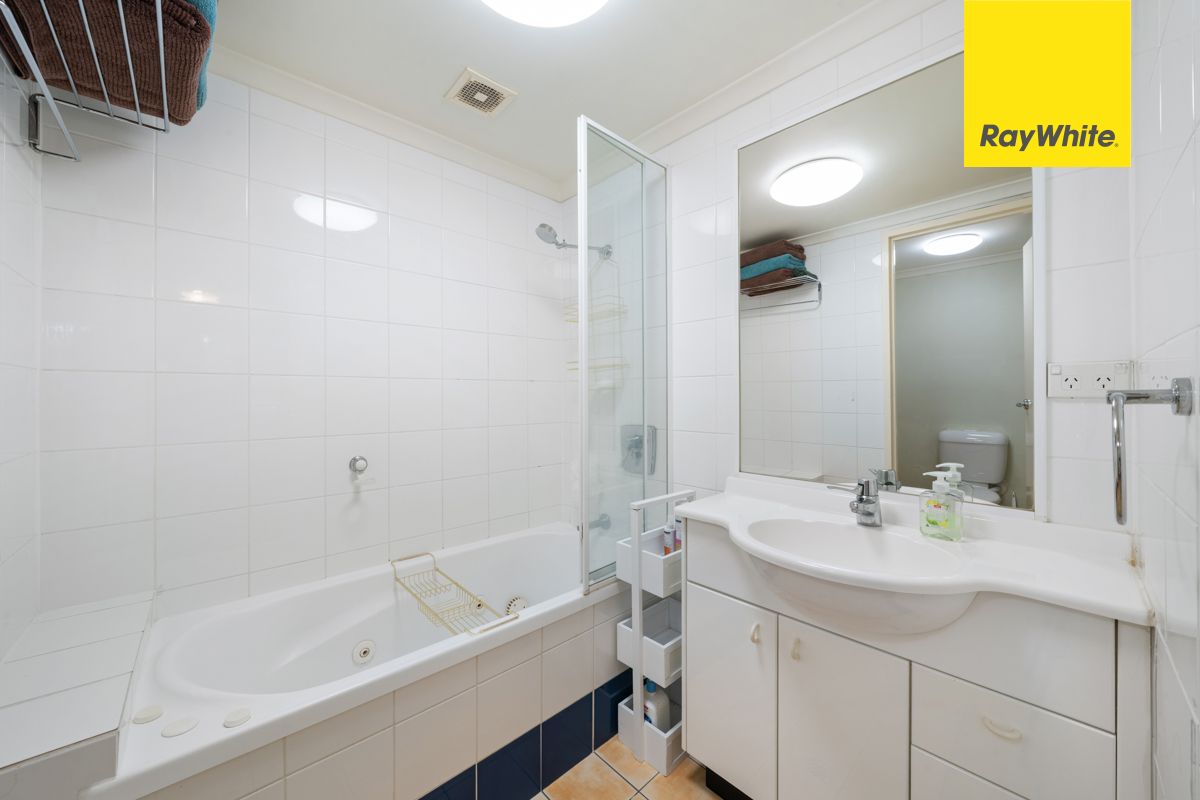 36/18 Captain Cook Crescent — photo 8 of 13