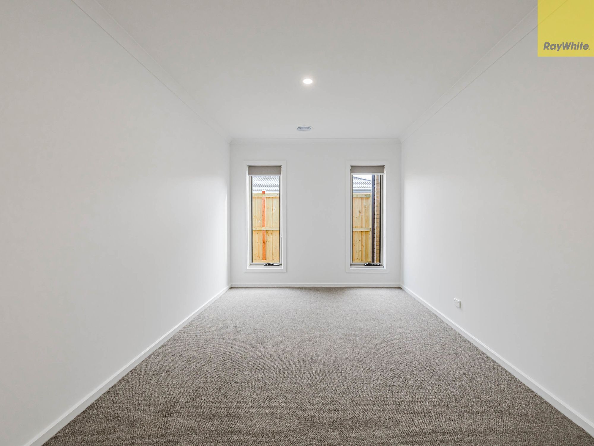 8 Valda Crescent — photo 8 of 14