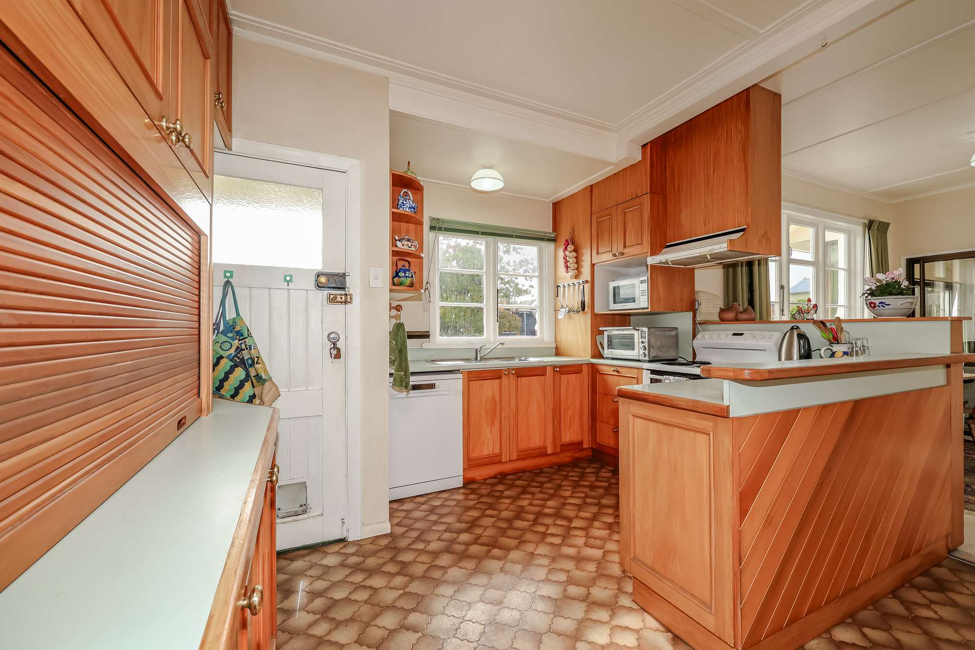 235 Gladstone Road North photo 6