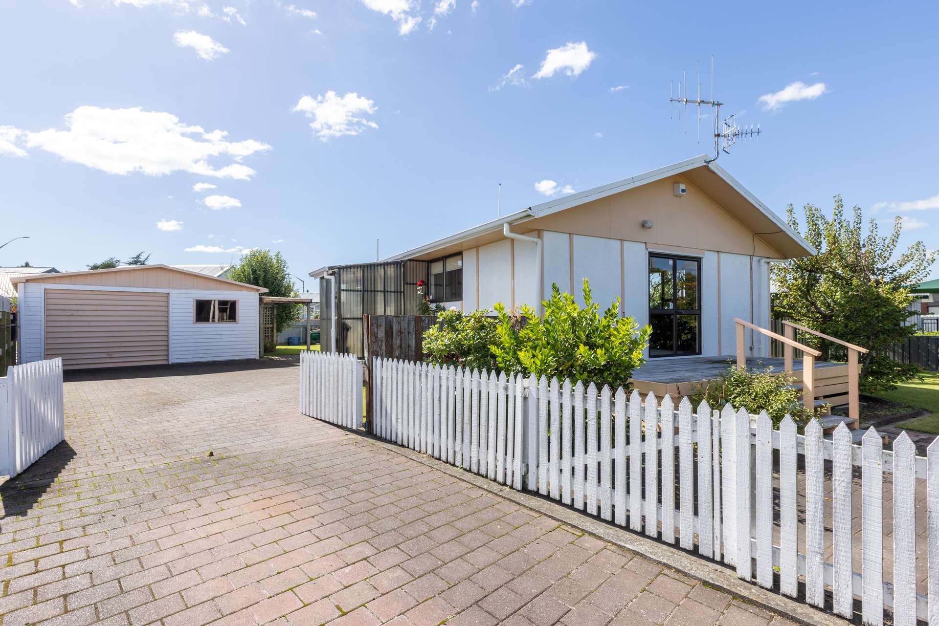 102 Tait Drive photo 0