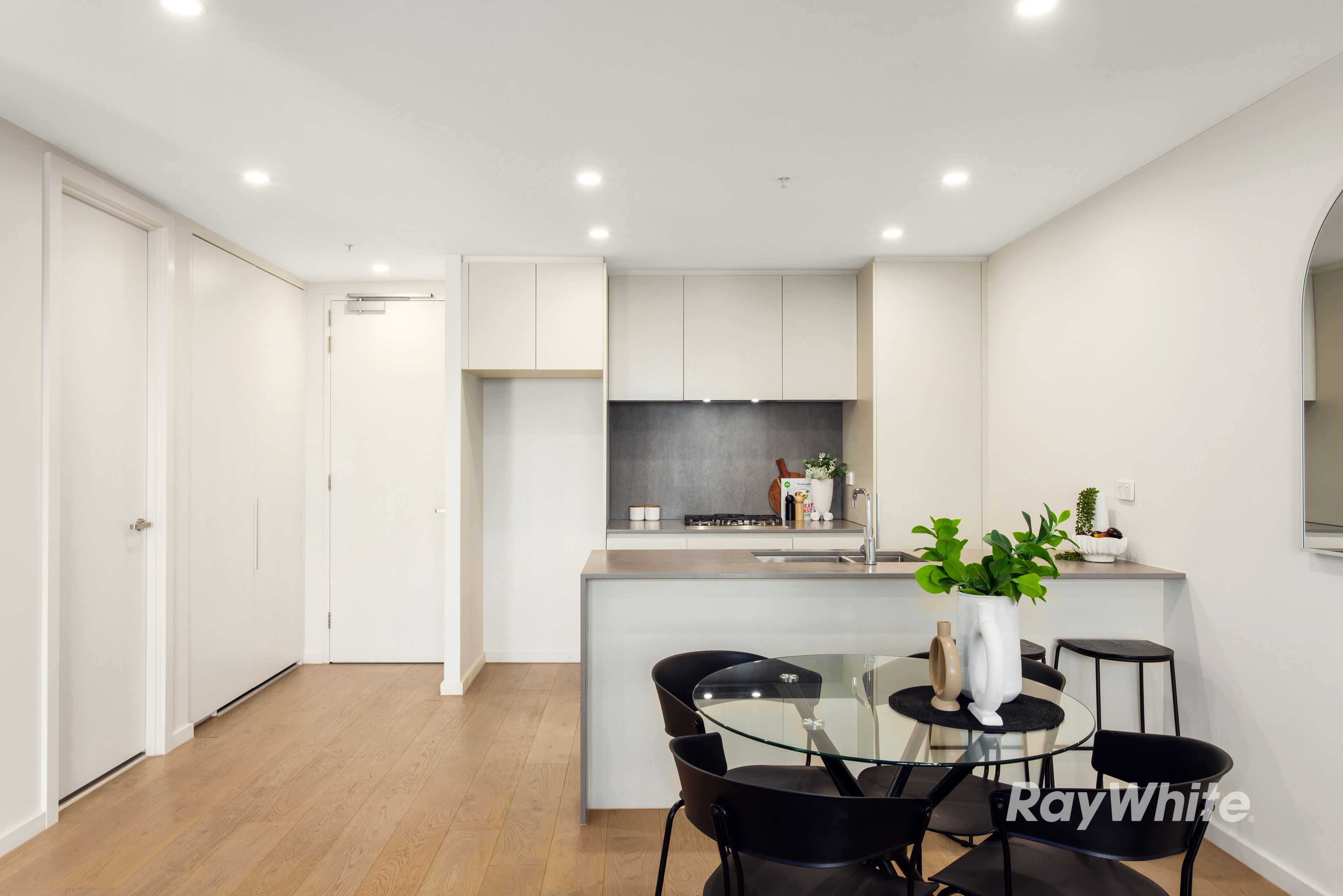 802/16 Woorayl Street — photo 4 of 14