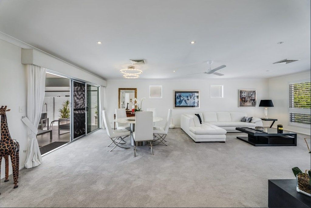 10 Bombala Street, Broadbeach Waters, QLD 4218