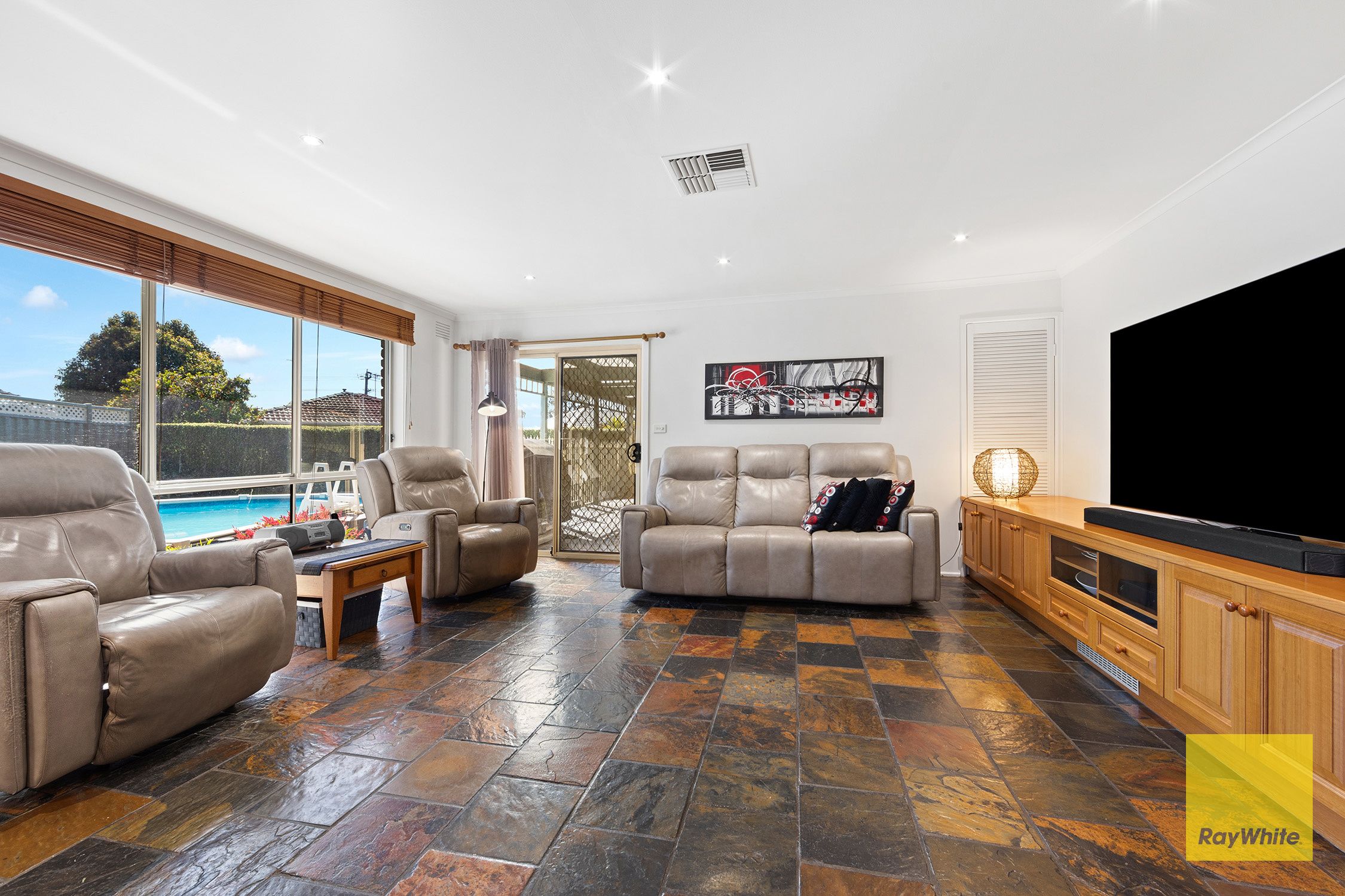 11 Woolstone Close — photo 7 of 20