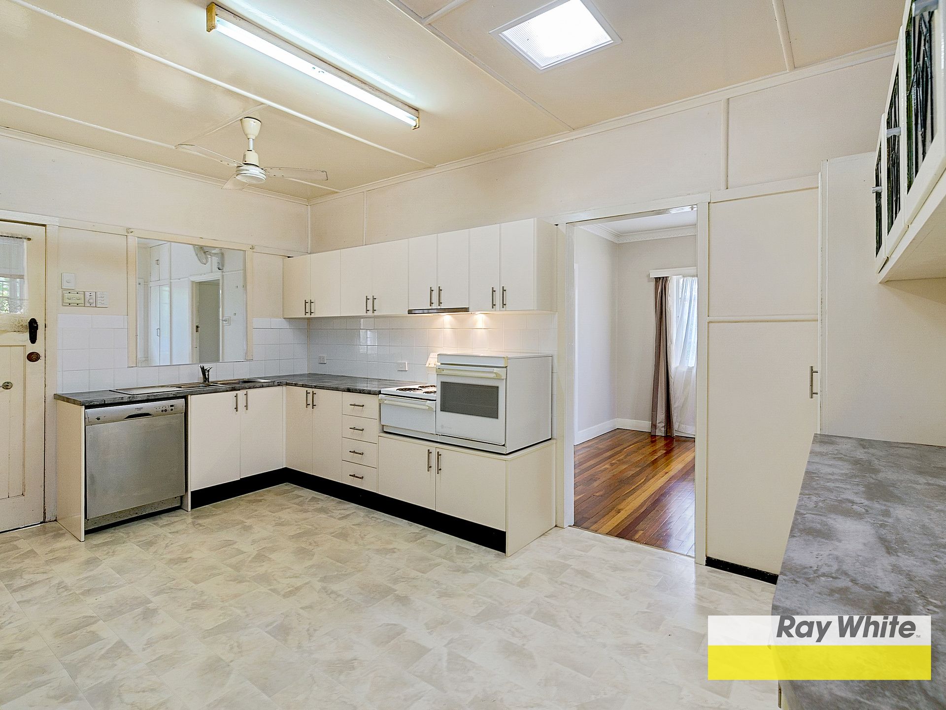 33 Gibson Crescent, Holland Park, QLD 4121