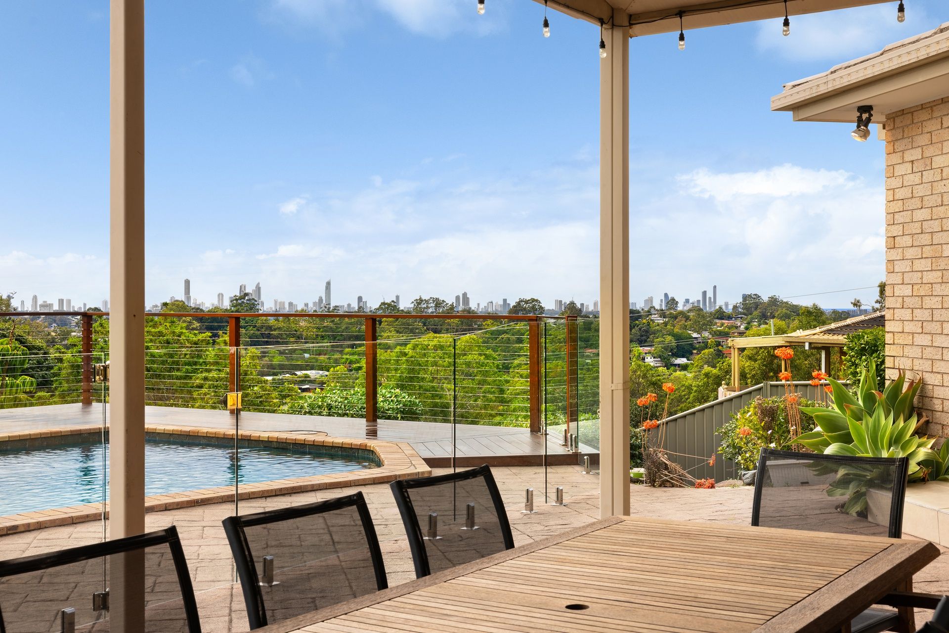 4 Nairn Court, Highland Park, QLD 4211