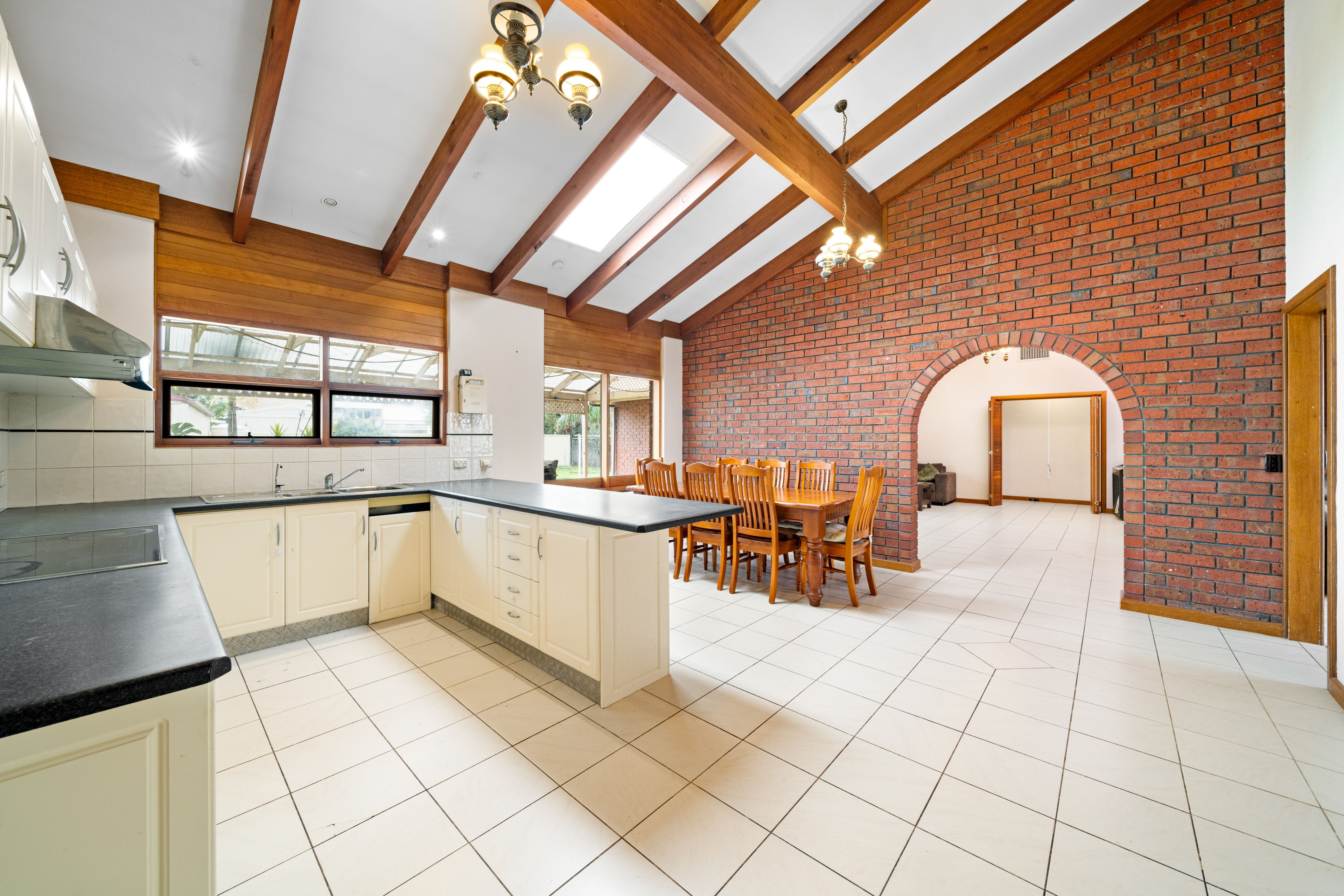 15 Hoylake Crescent — photo 7 of 22