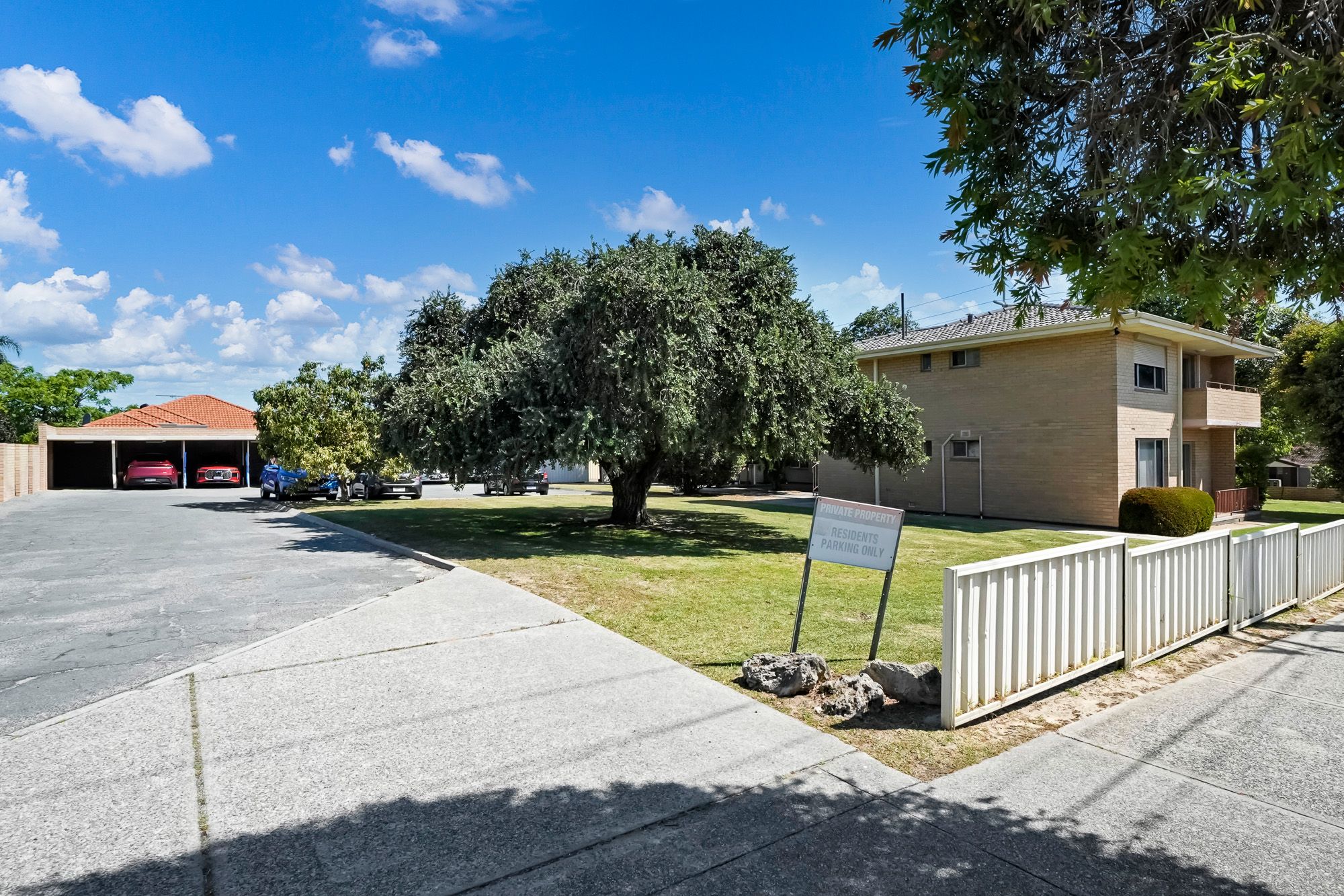 2/122 Albert Street — photo from Ray White Whiteman & Associates