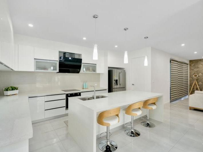2/20 Nevenia Street, Labrador, QLD 4215