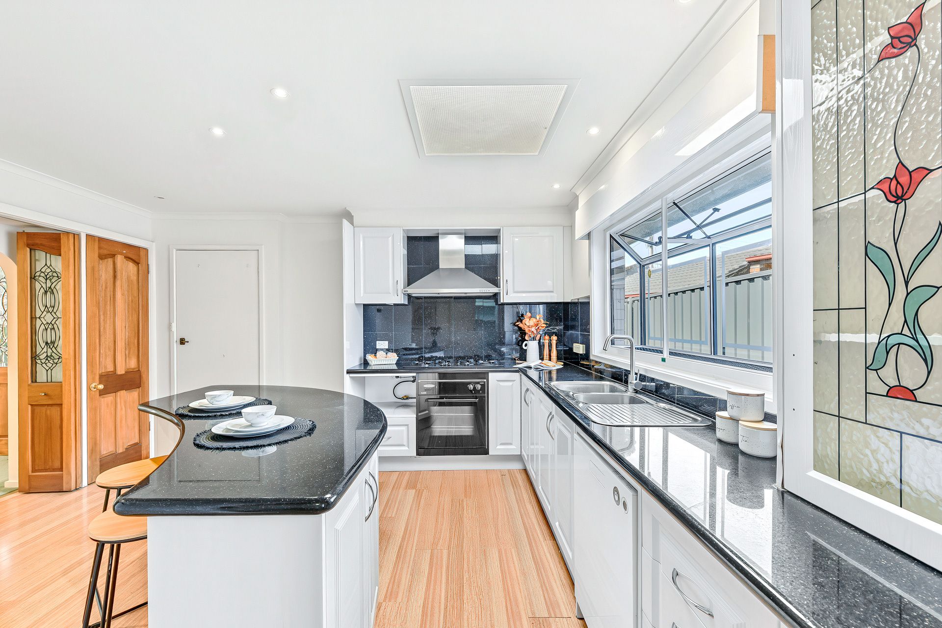 4 Roycroft Close — photo 10 of 14