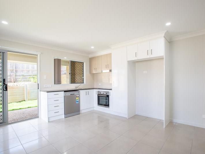 2/63 Ludwig Street, Leichhardt, QLD 4305