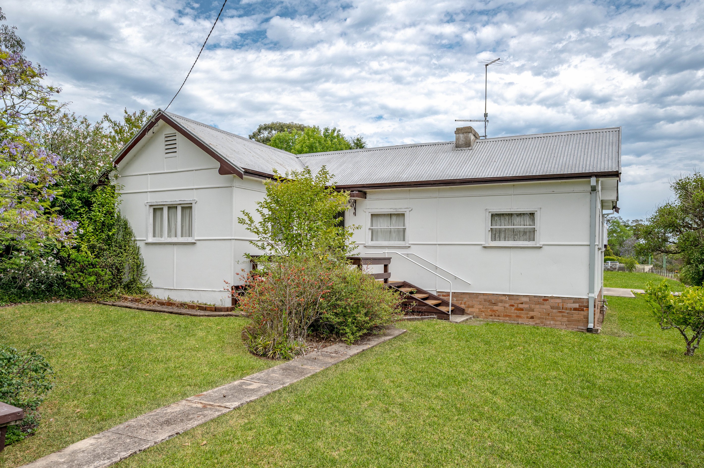 27 Westbourne Avenue, Thirlmere, NSW 2572