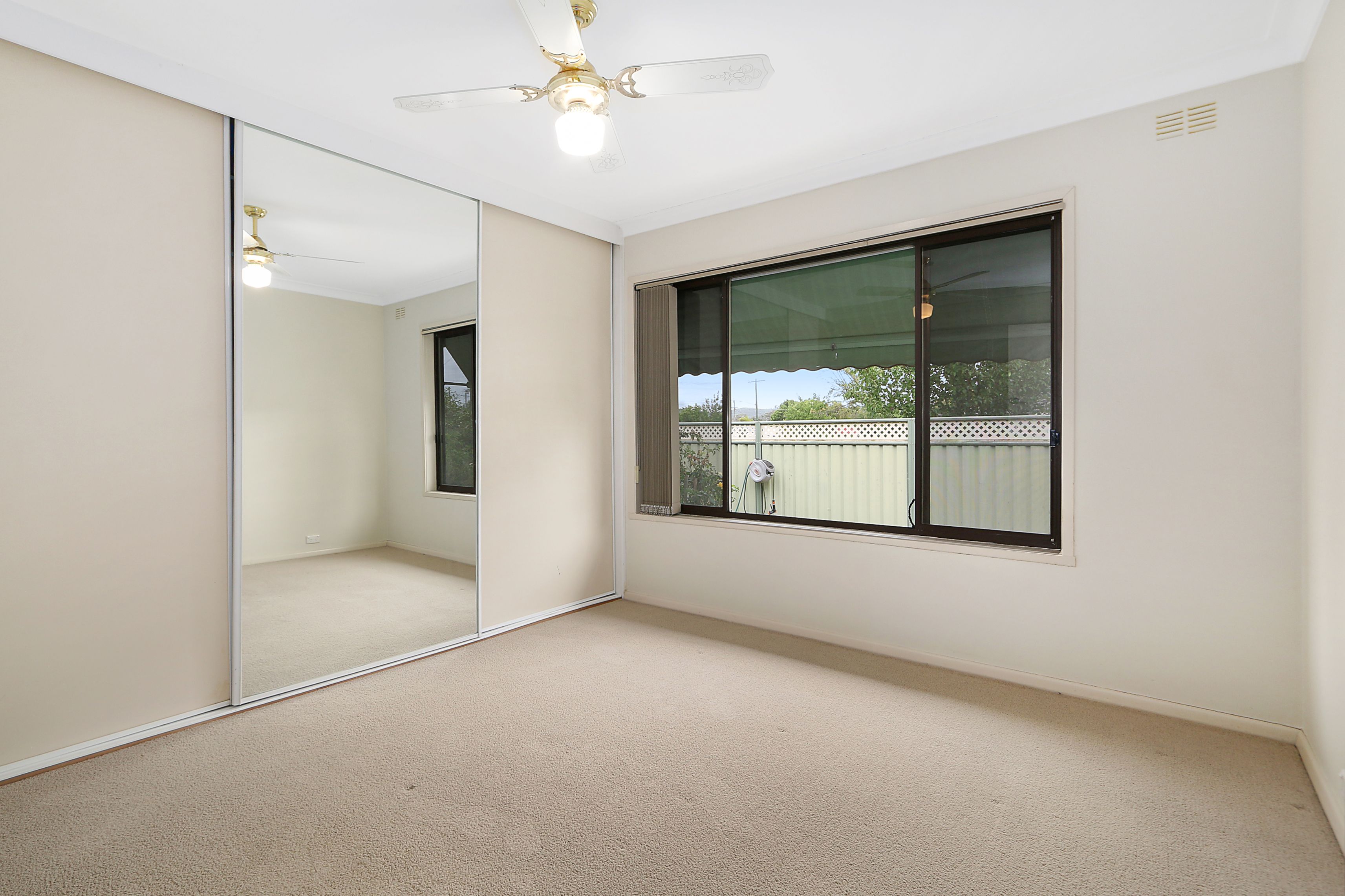 392 Hedley Crescent — photo 4 of 8