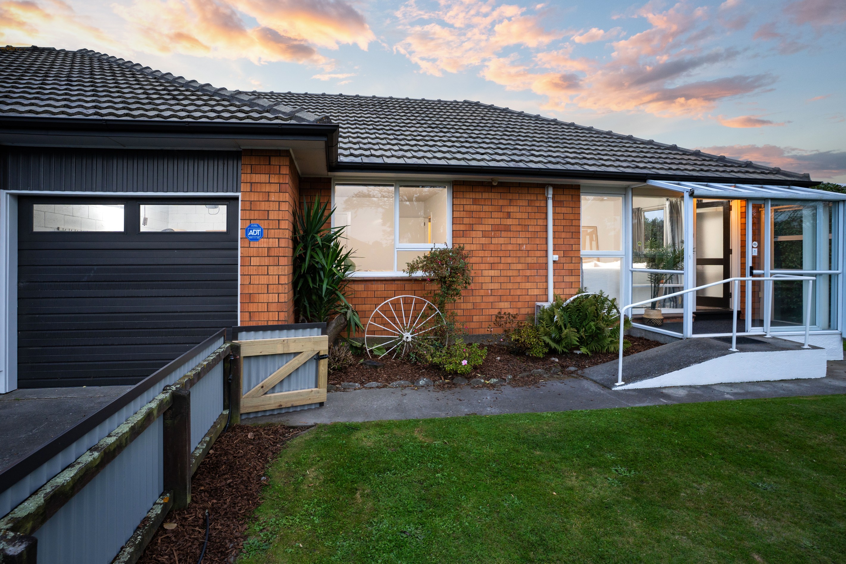 2/4 Lomax Place, Islington, Christchurch City
