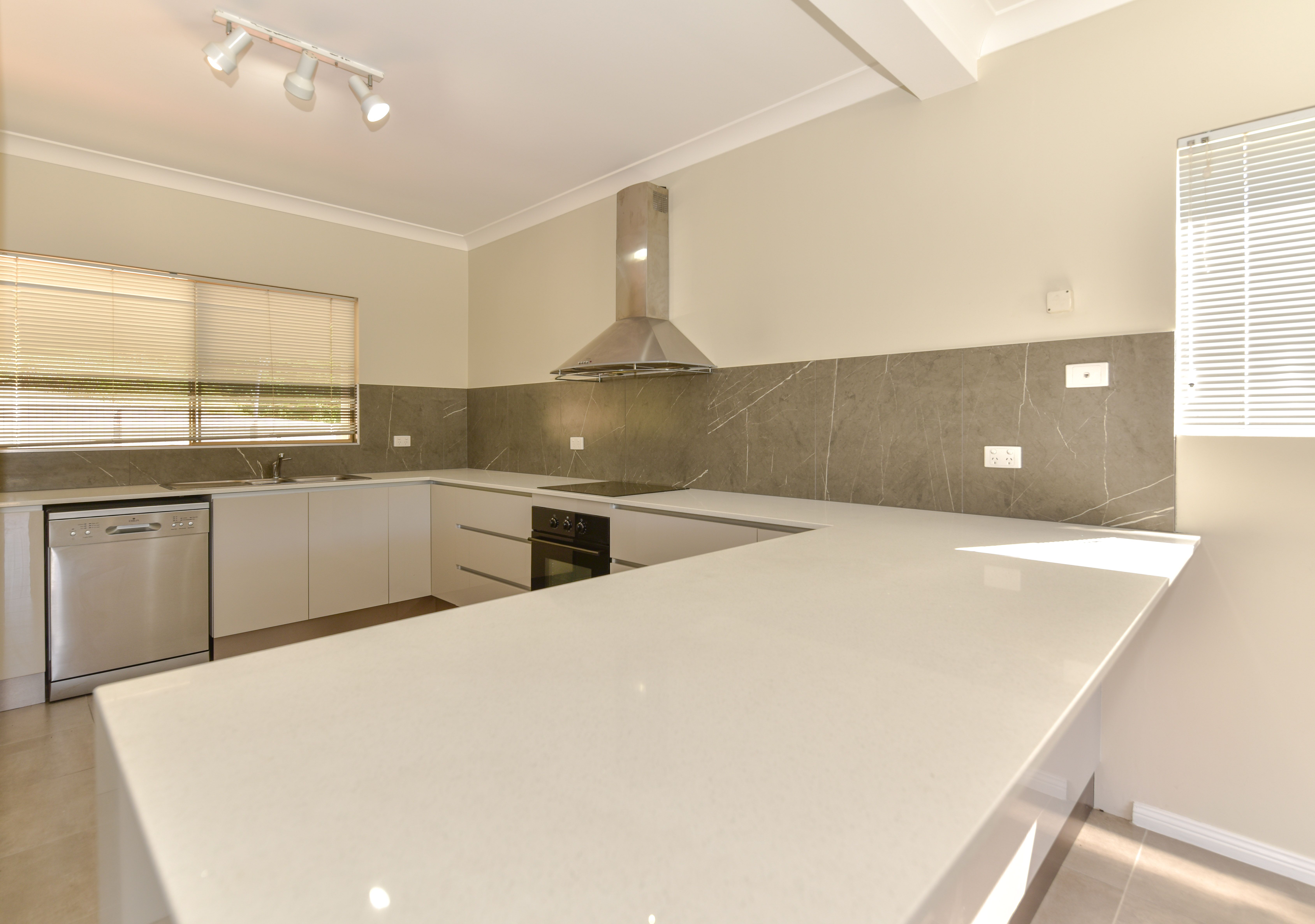 5/7 Hermitage Drive — photo 4 of 14