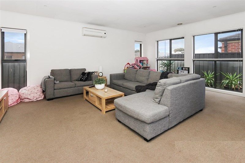 6 Fawkner Road, MANOR LAKES, VIC 3024
