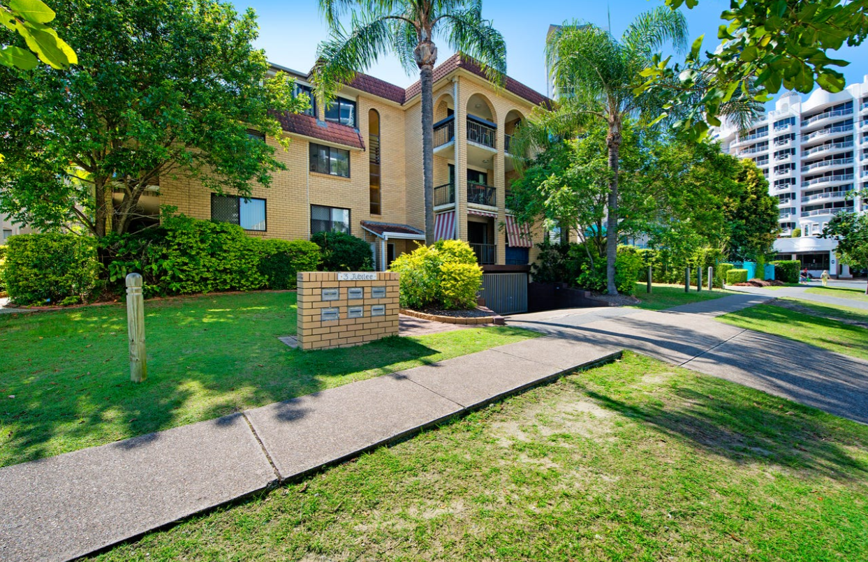 2/3 Jubliee Avenue — photo from Ray White Mermaid Waters