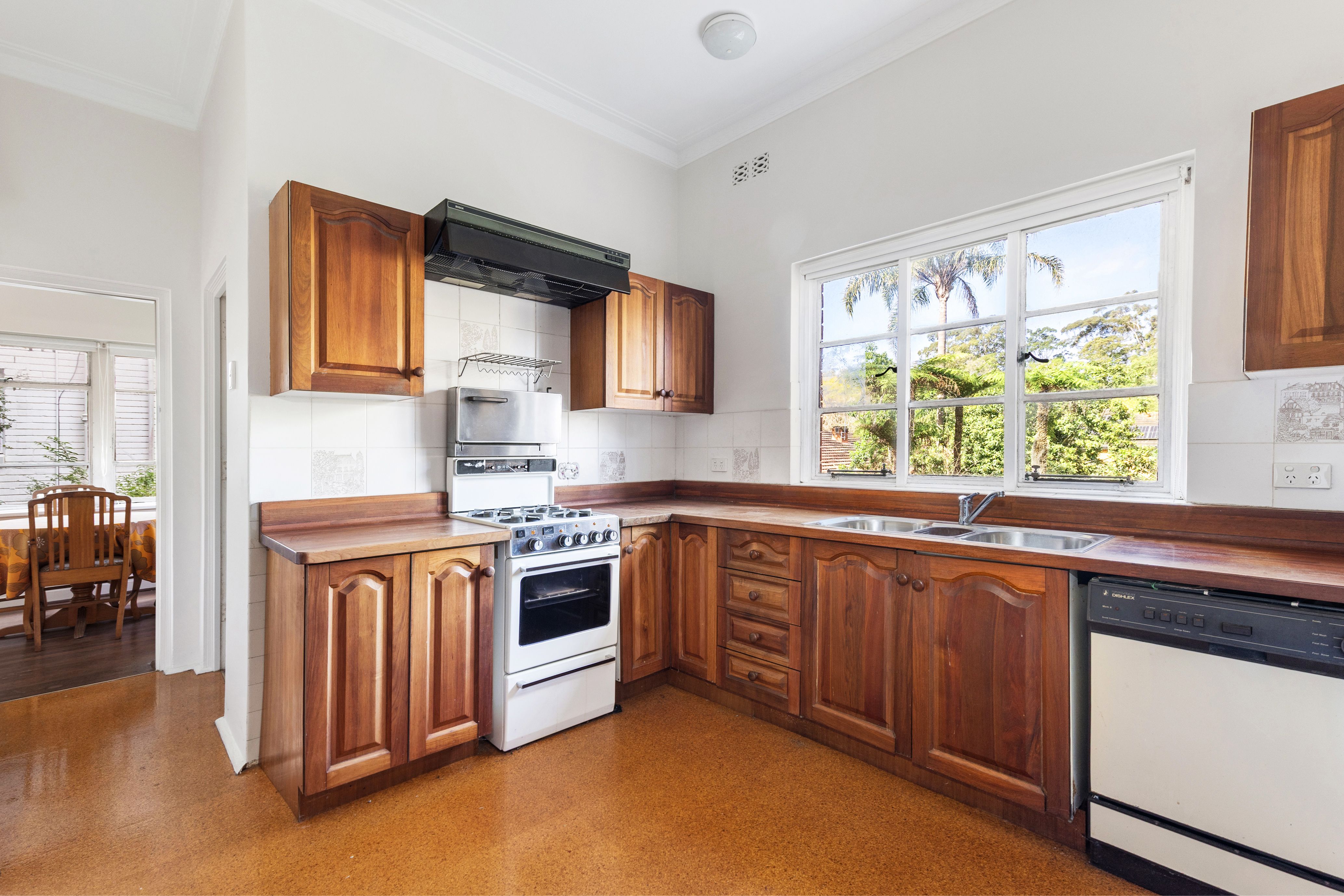 16 Bushlands Avenue — photo 5 of 9