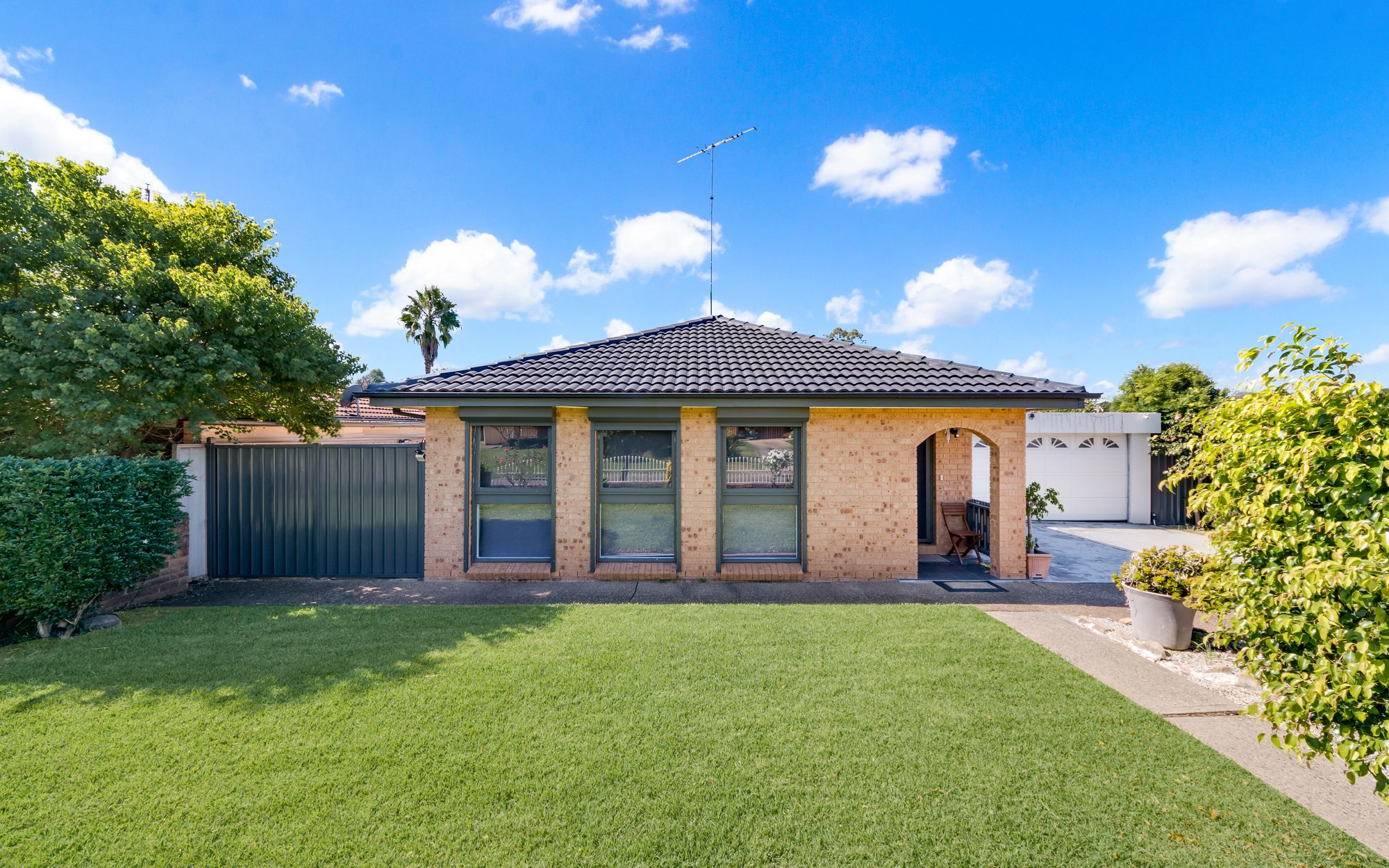 27 Wintaroo Crescent, St Helens Park, NSW 2560
