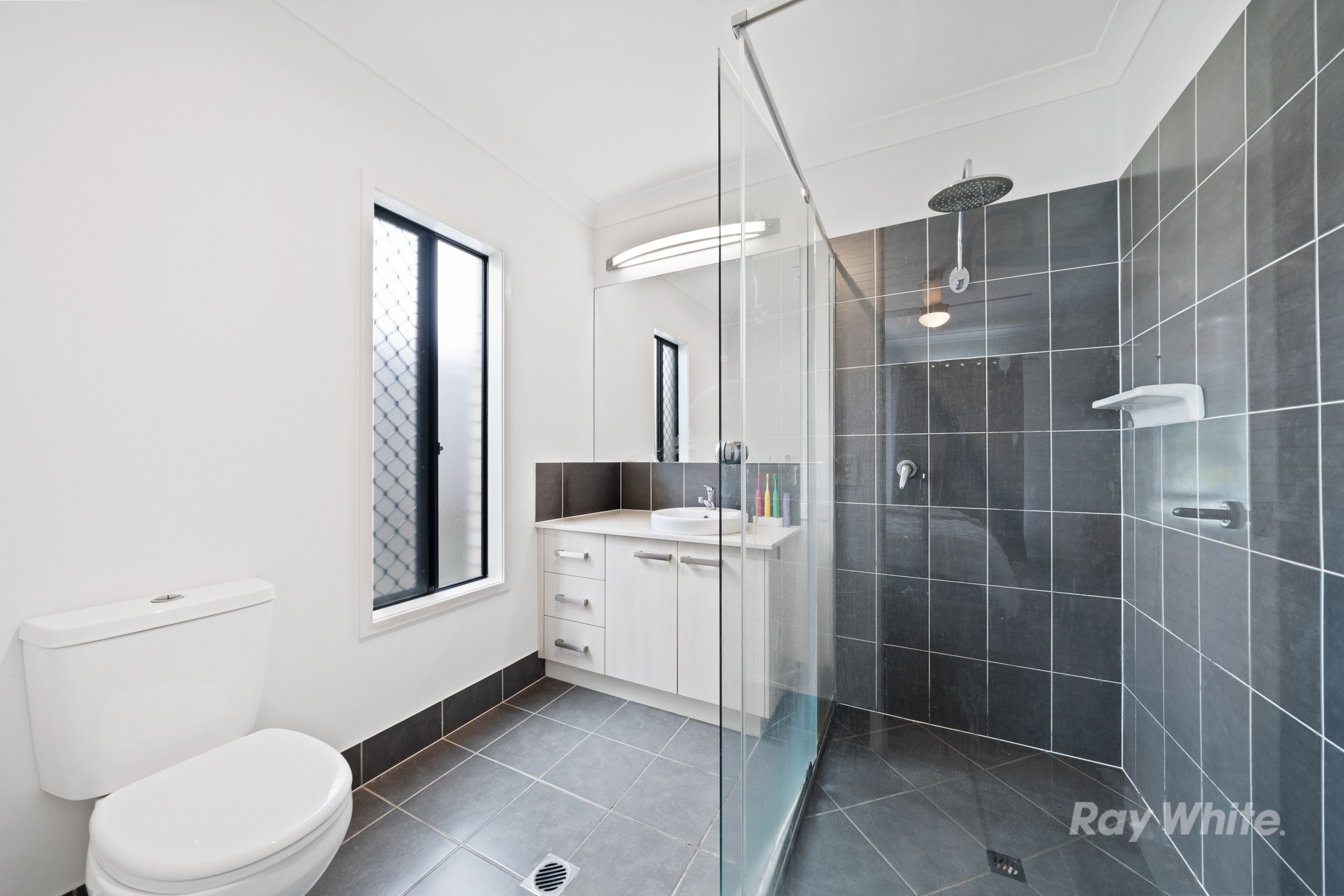 27 Ellenborough Avenue — photo 4 of 18