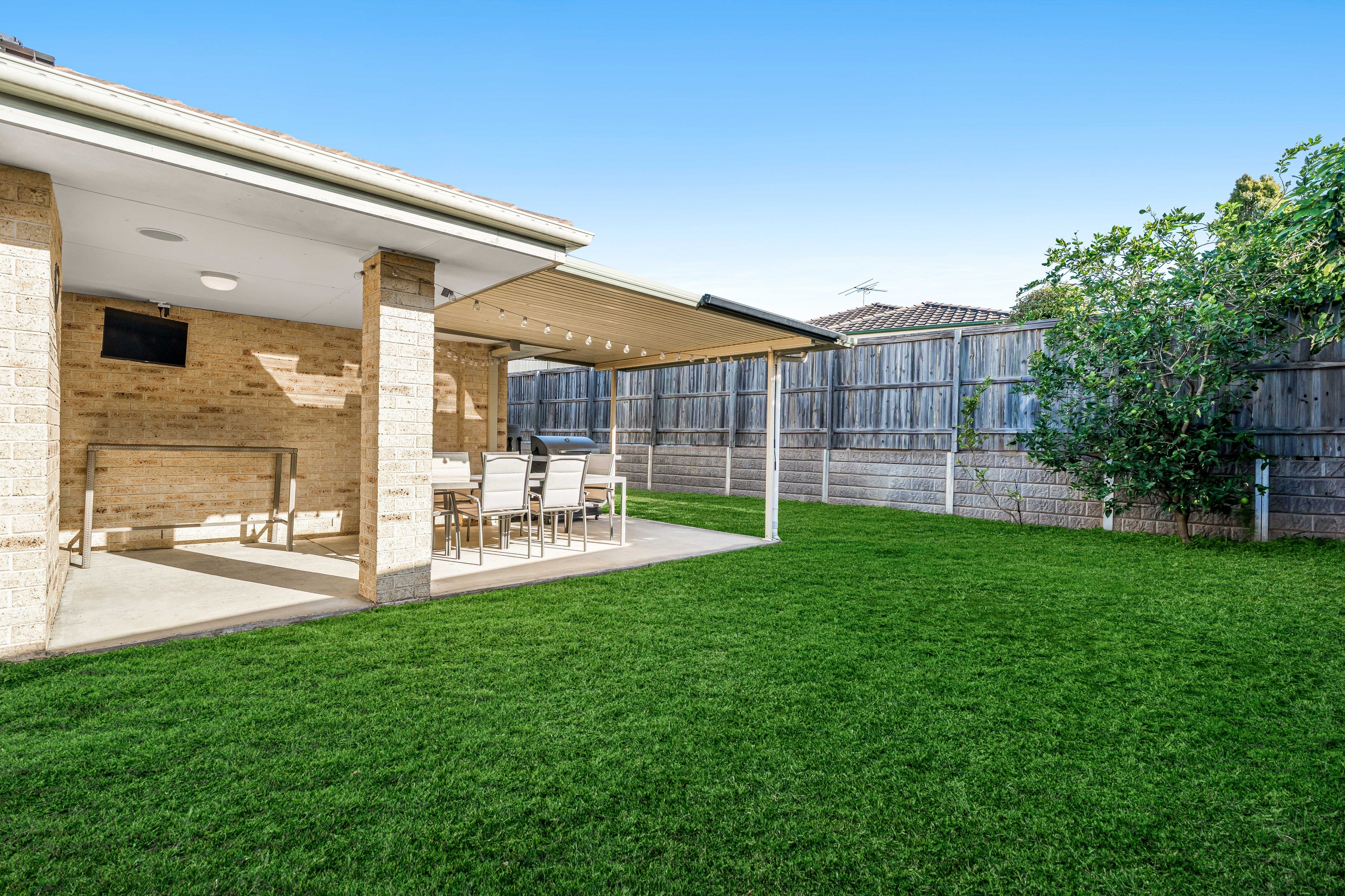 4 Phillips Place, Wakerley, QLD 4154