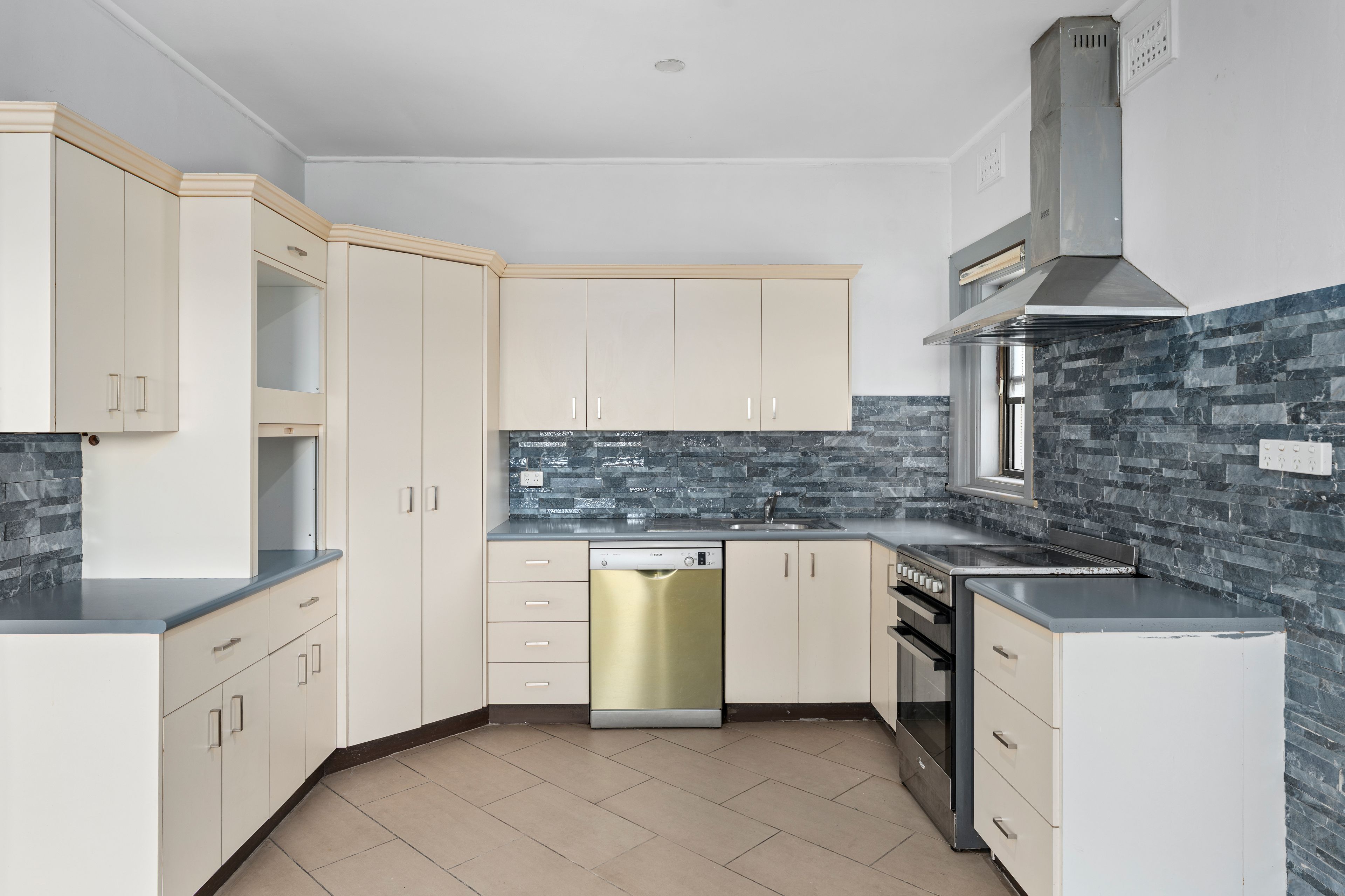176 Parkes Street — photo 3 of 13