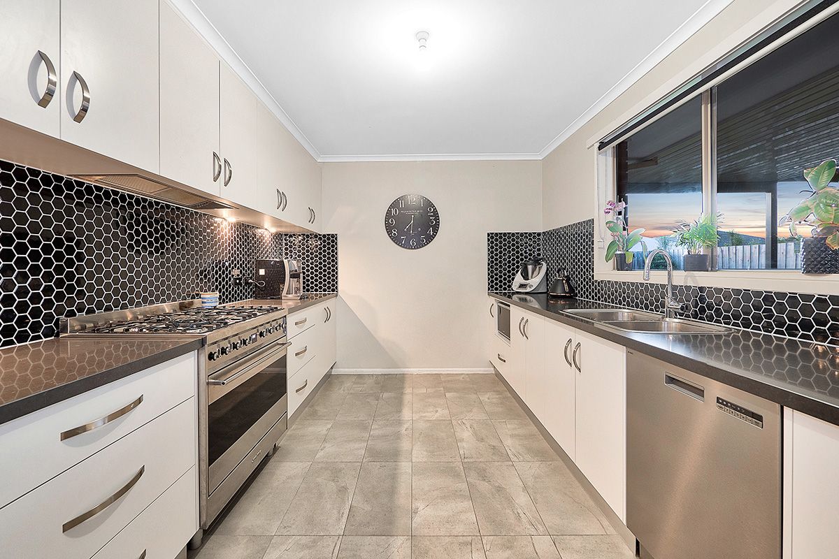 14 Dunferline Crescent, Cranbourne, VIC 3977
