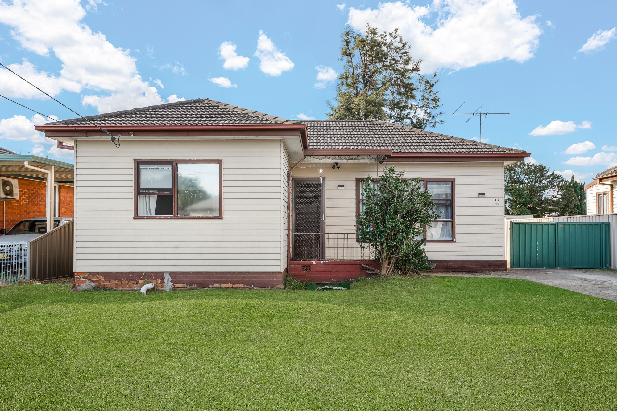 33 & 33A Gregory Avenue, Oxley Park, NSW 2760