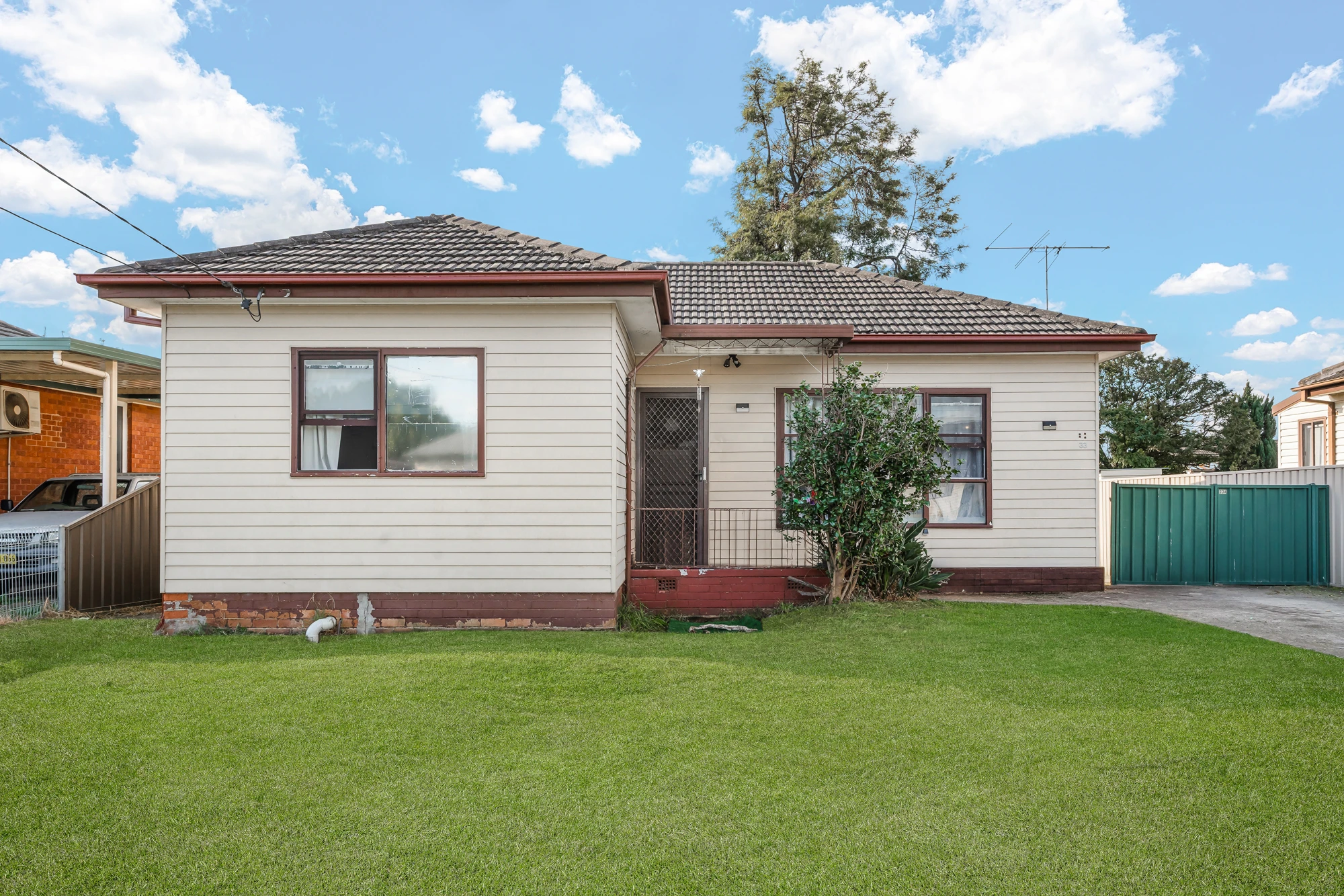 33 & 33A Gregory Avenue, Oxley Park, NSW 2760