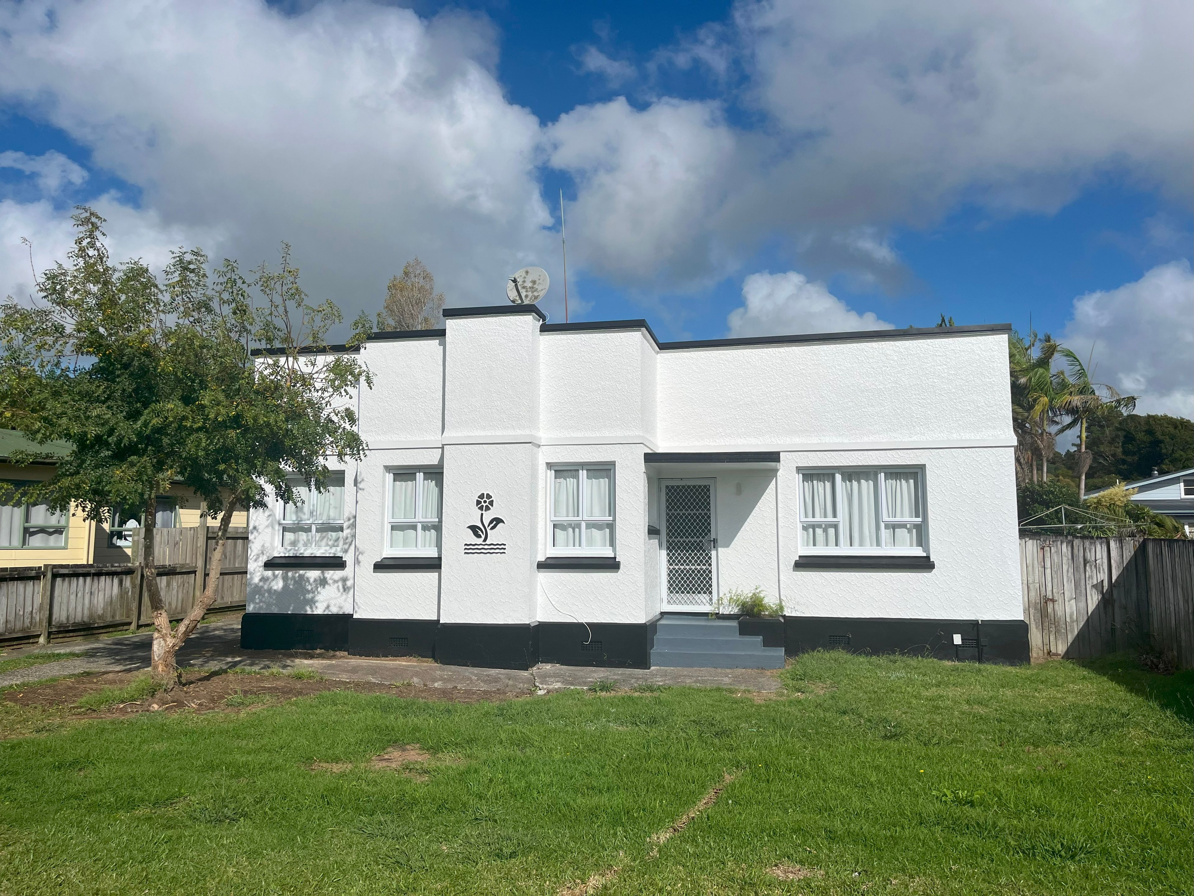 Lovely art deco house on large private section 1