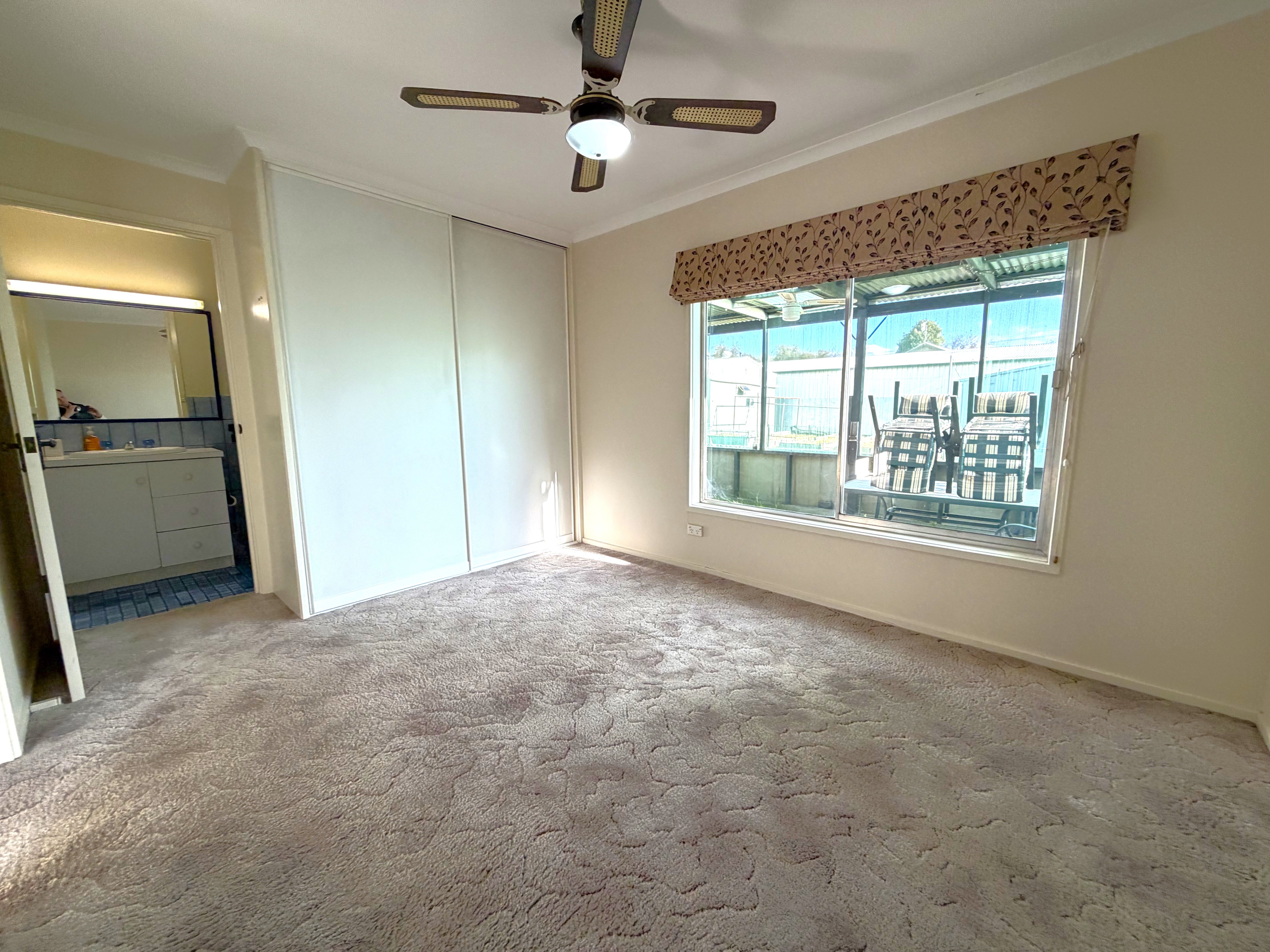 410 Campbell Crescent — photo 5 of 11