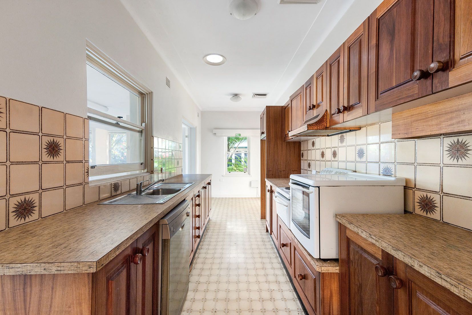 12 Catalpa Crescent — photo 3 of 10
