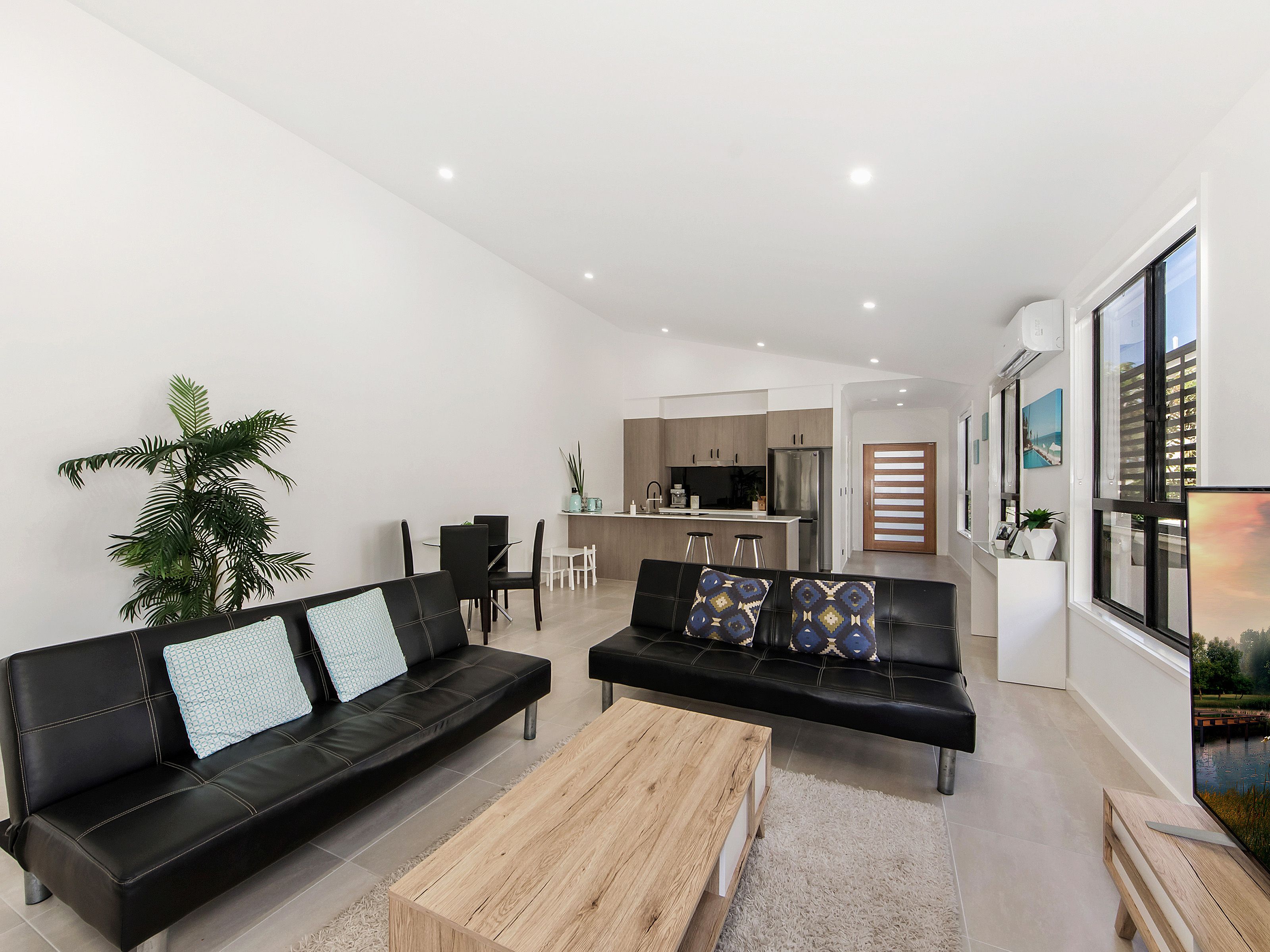 2/11 Chirn Crescent, Labrador, QLD 4215