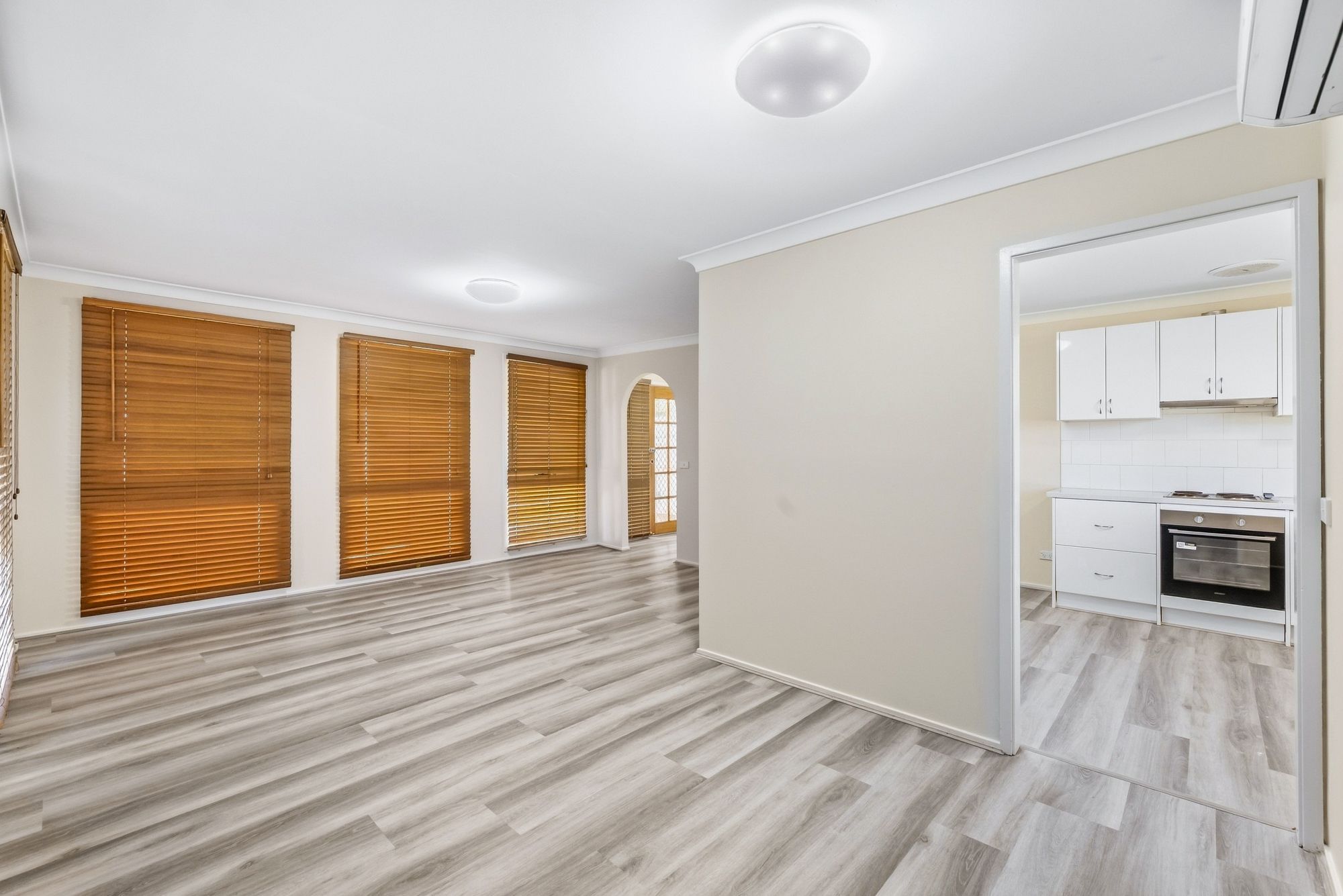 55 Warburton Crescent — photo 4 of 15