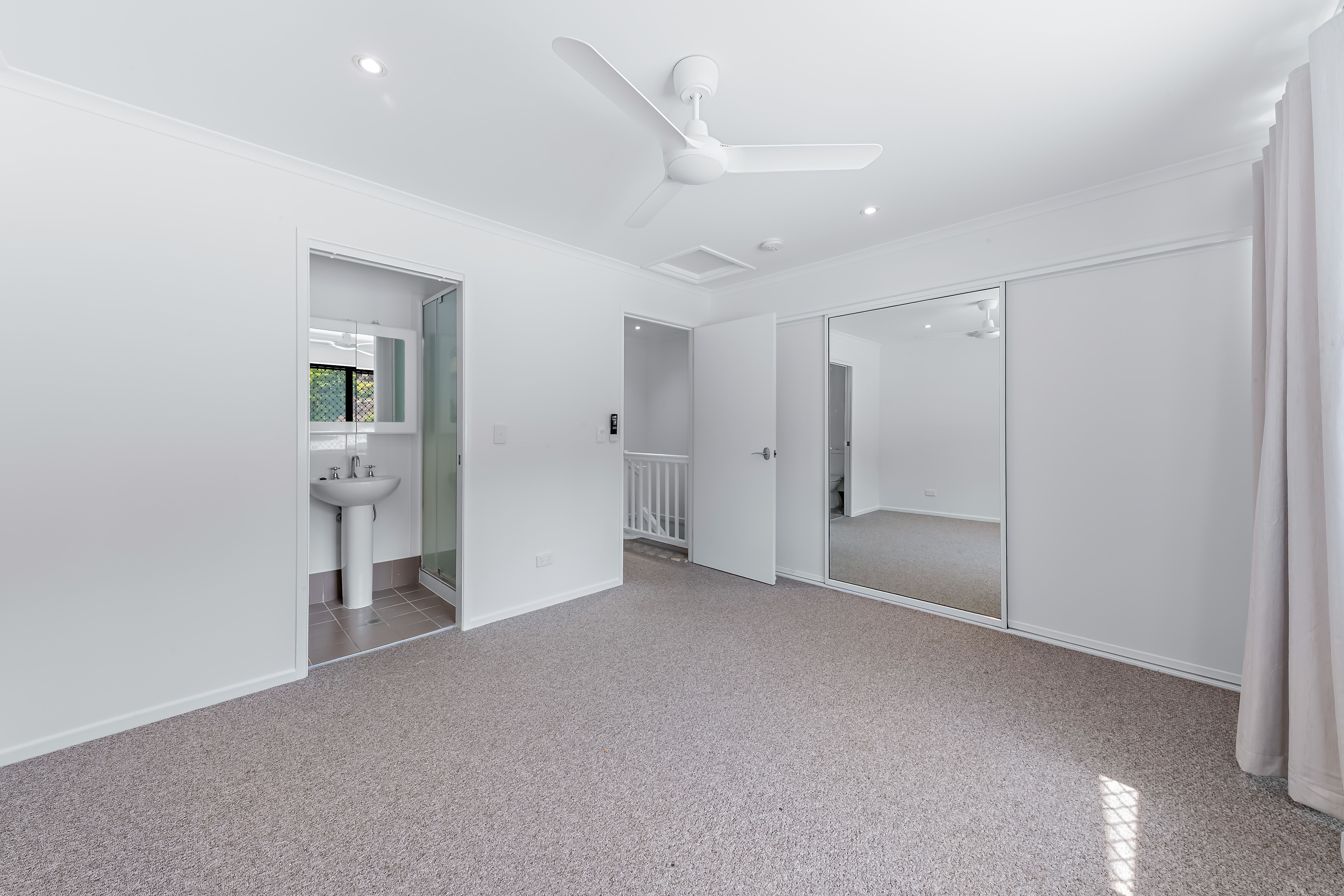 2/3-5 Seaview Drive — photo 8 of 11
