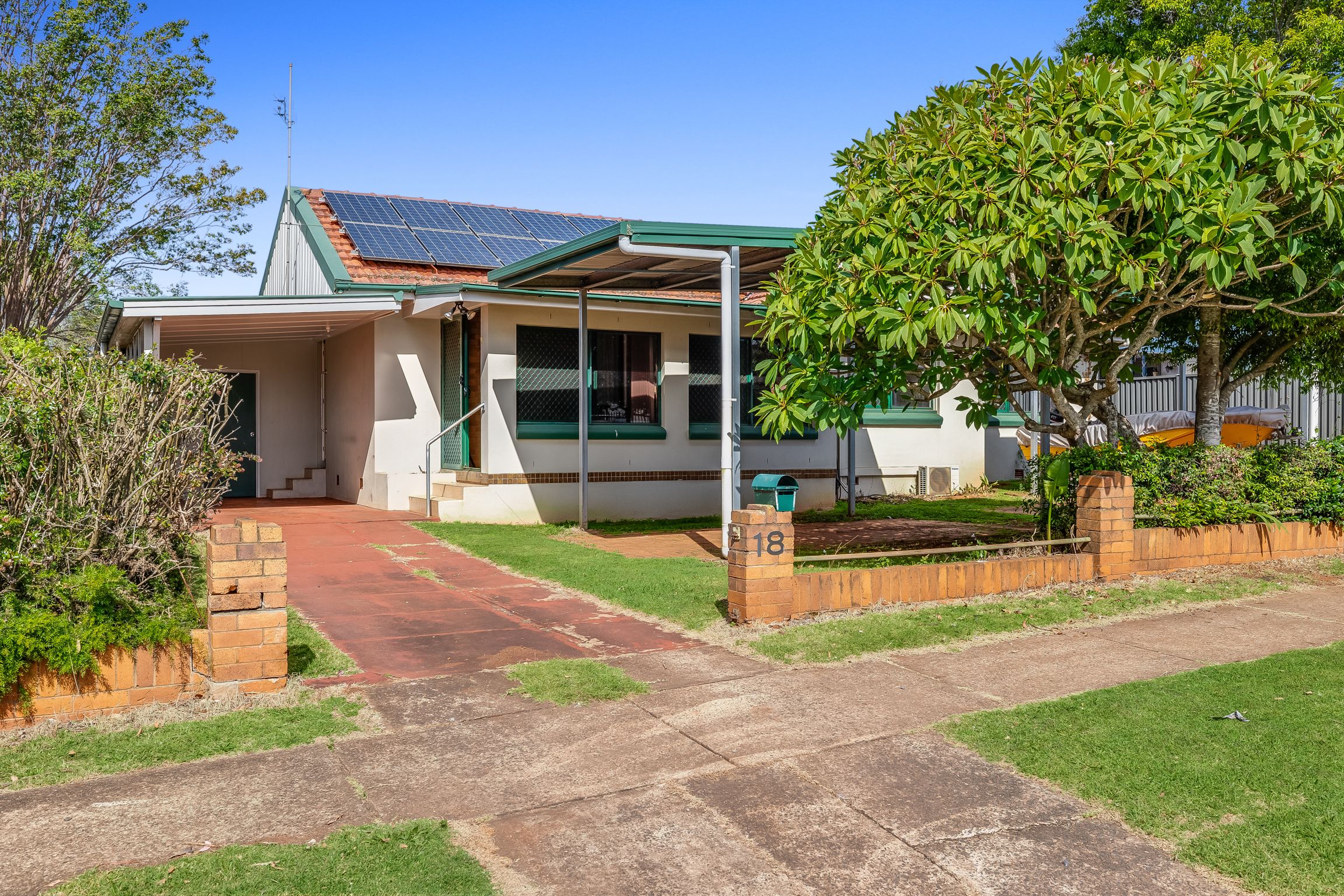 18 Hennessy Street, Harristown QLD 4350