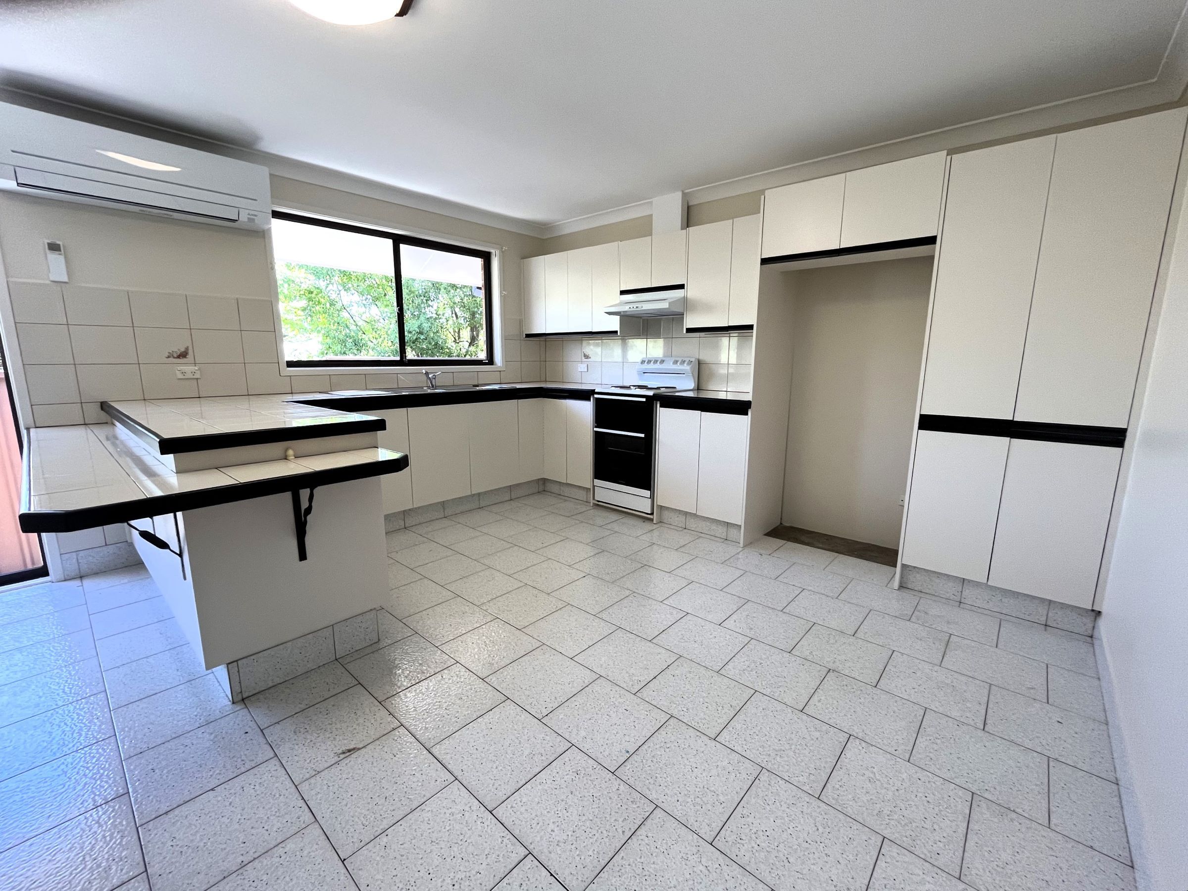 33 Lucretia Road — photo 4 of 7