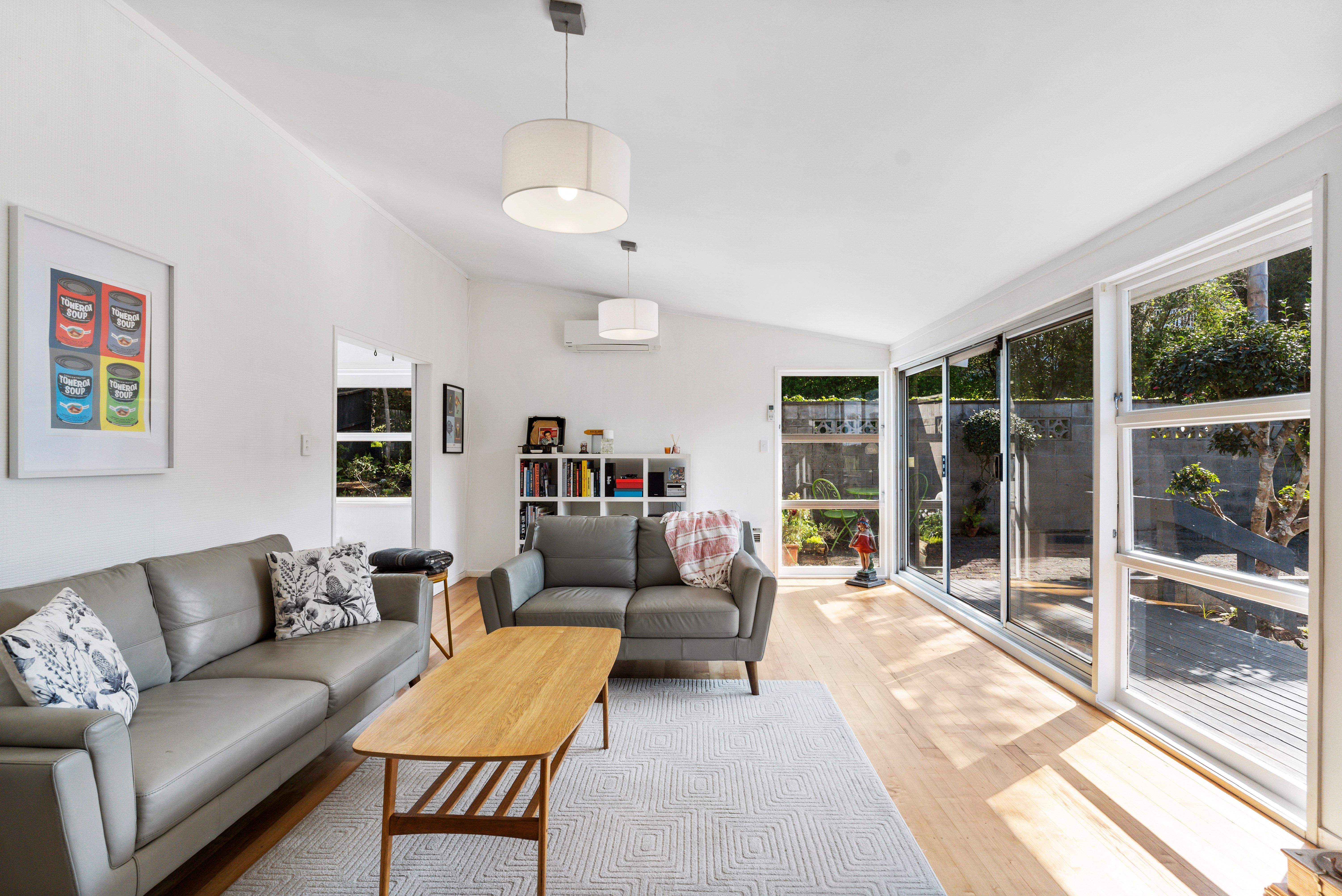 18 Easton Park Parade, Glenfield, North Shore City