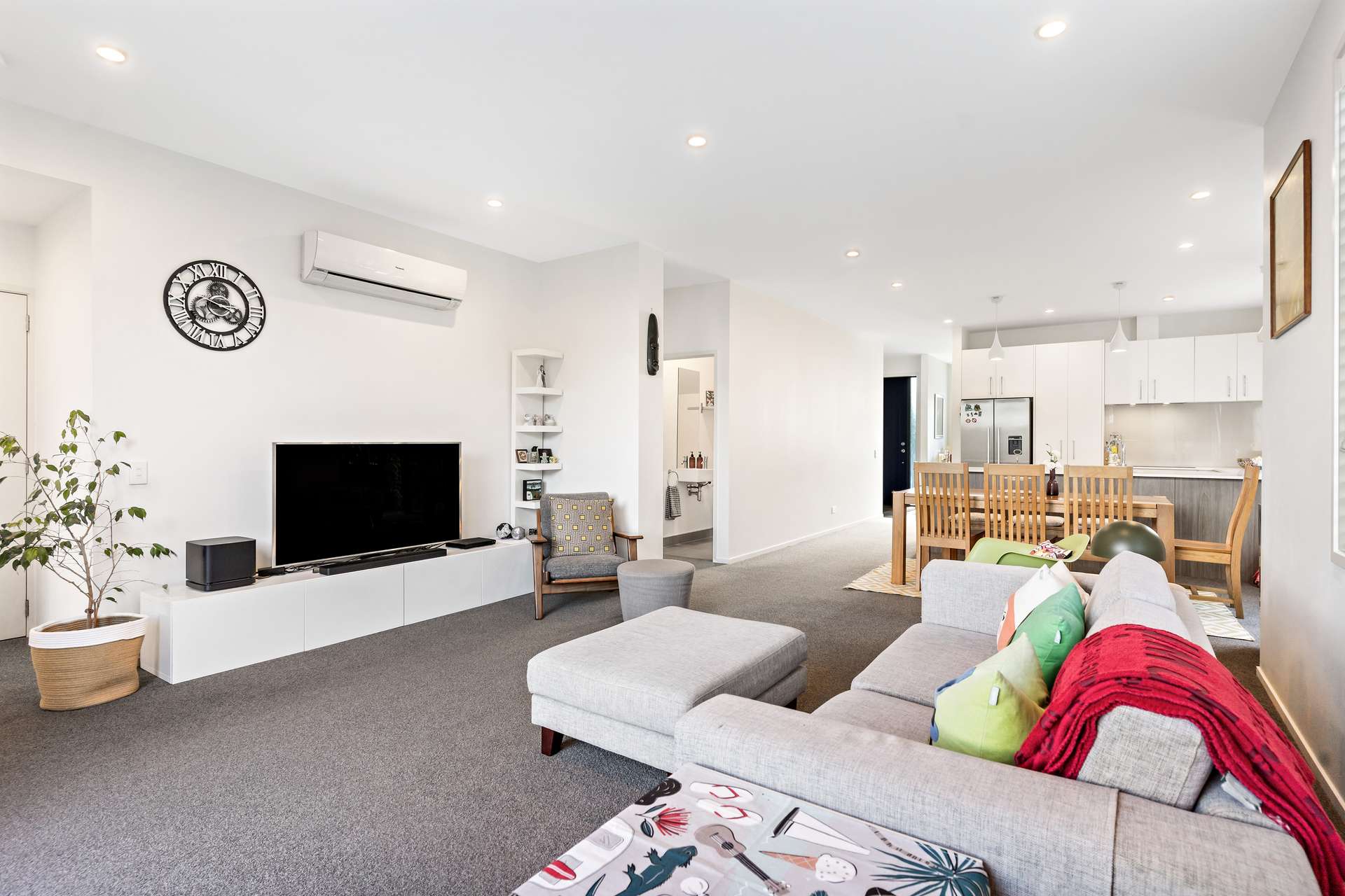 11B Castledine Crescent photo 3