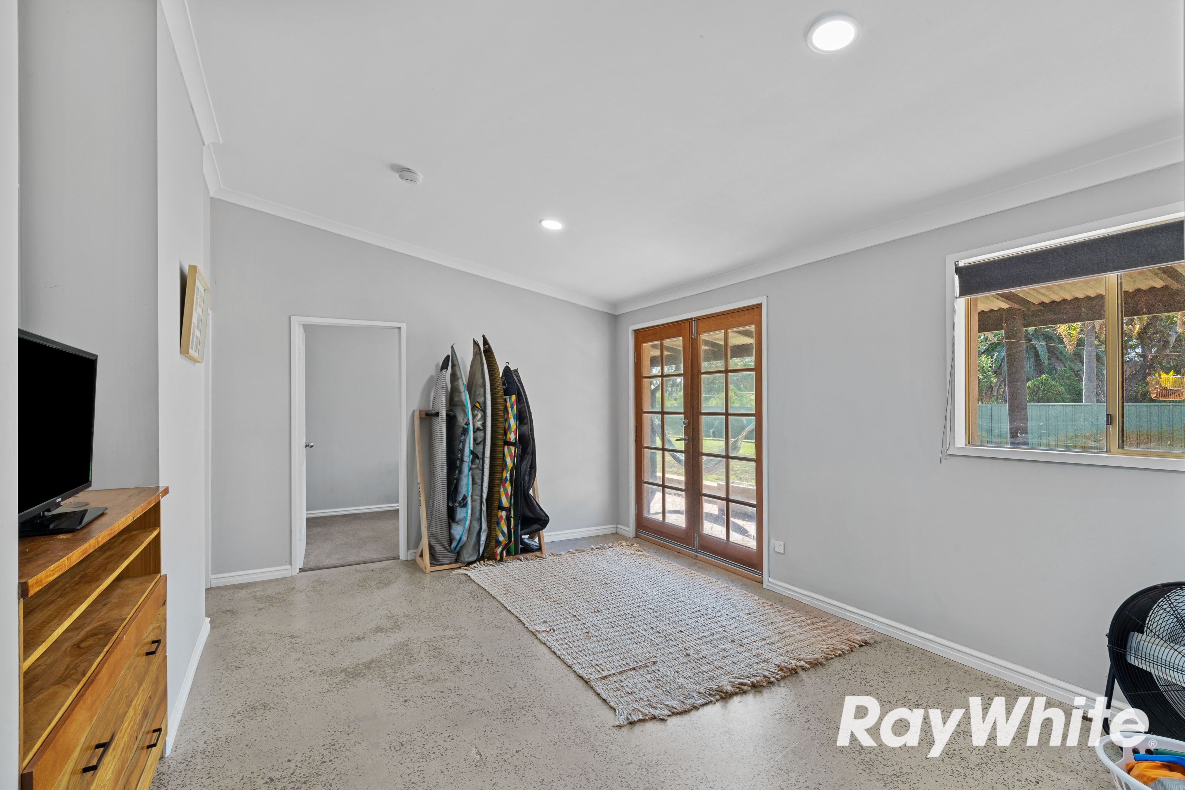 4 Silverton Crescent — photo 12 of 21