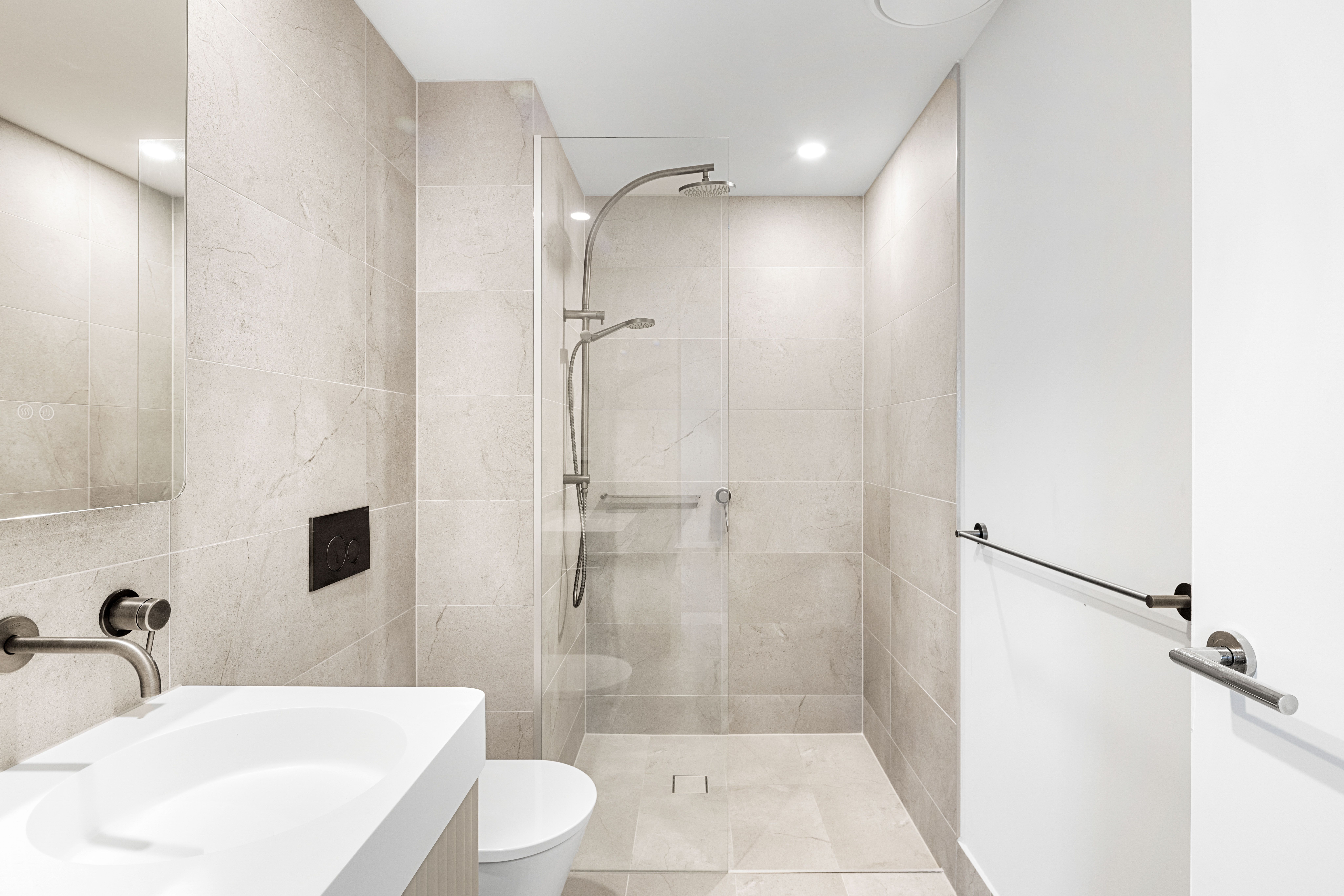 2402/8 Athena Boulevard — photo 8 of 19
