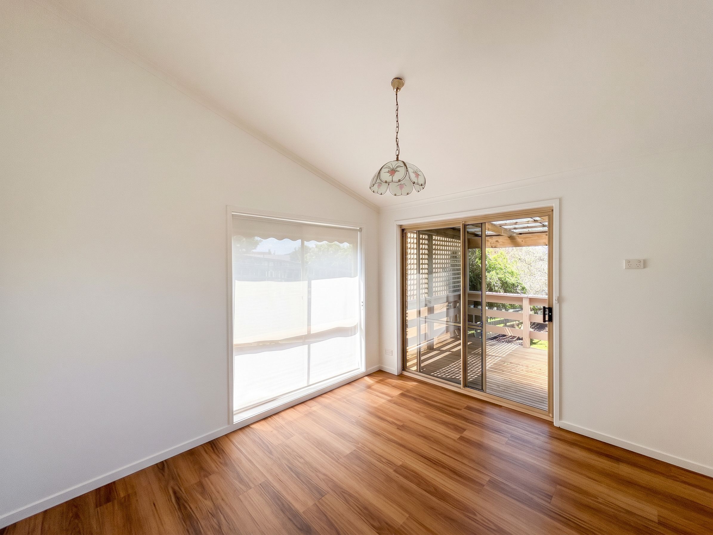 38 Laverock Road — photo 4 of 9