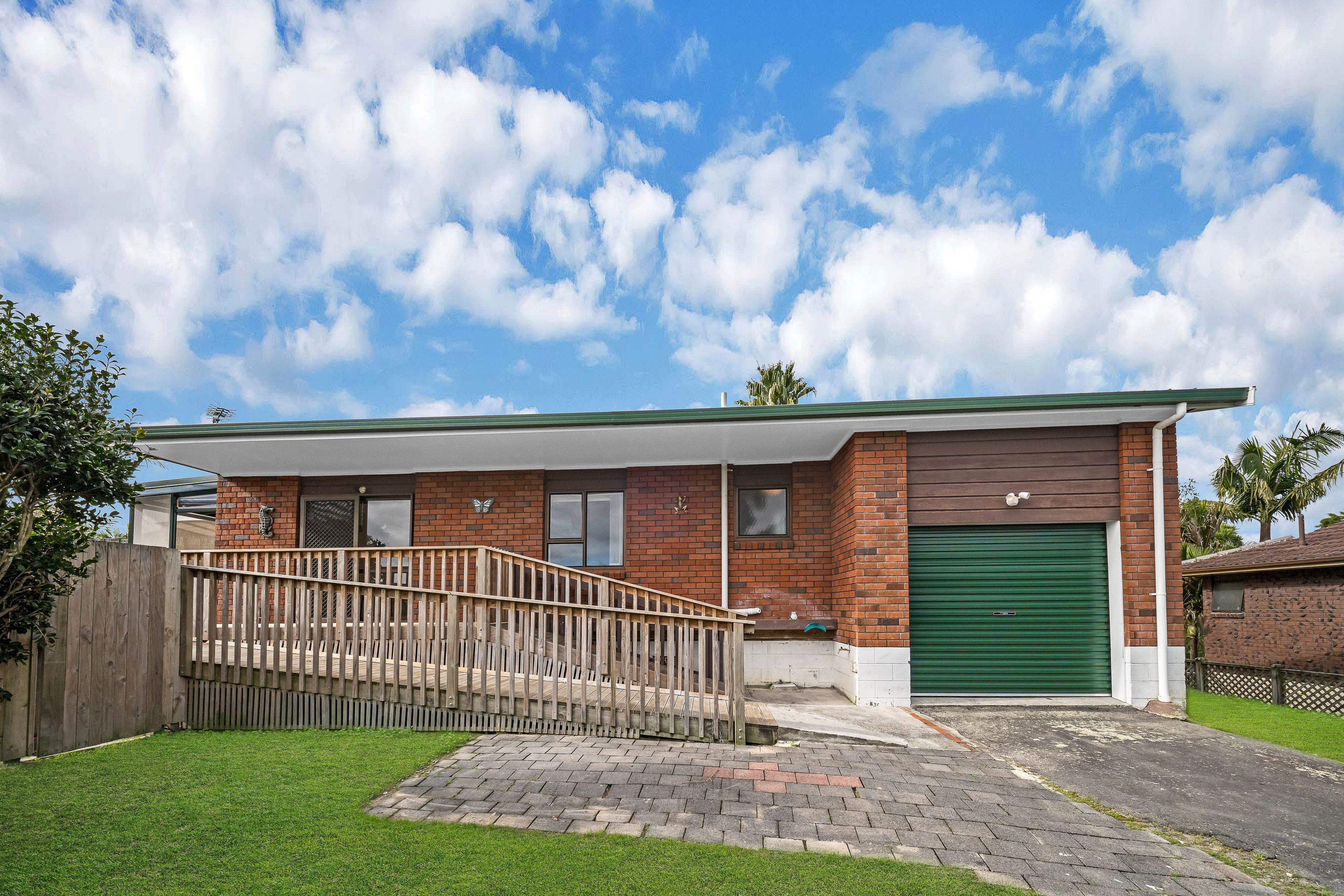 2/8 Millbrook Road, Henderson, Waitakere City