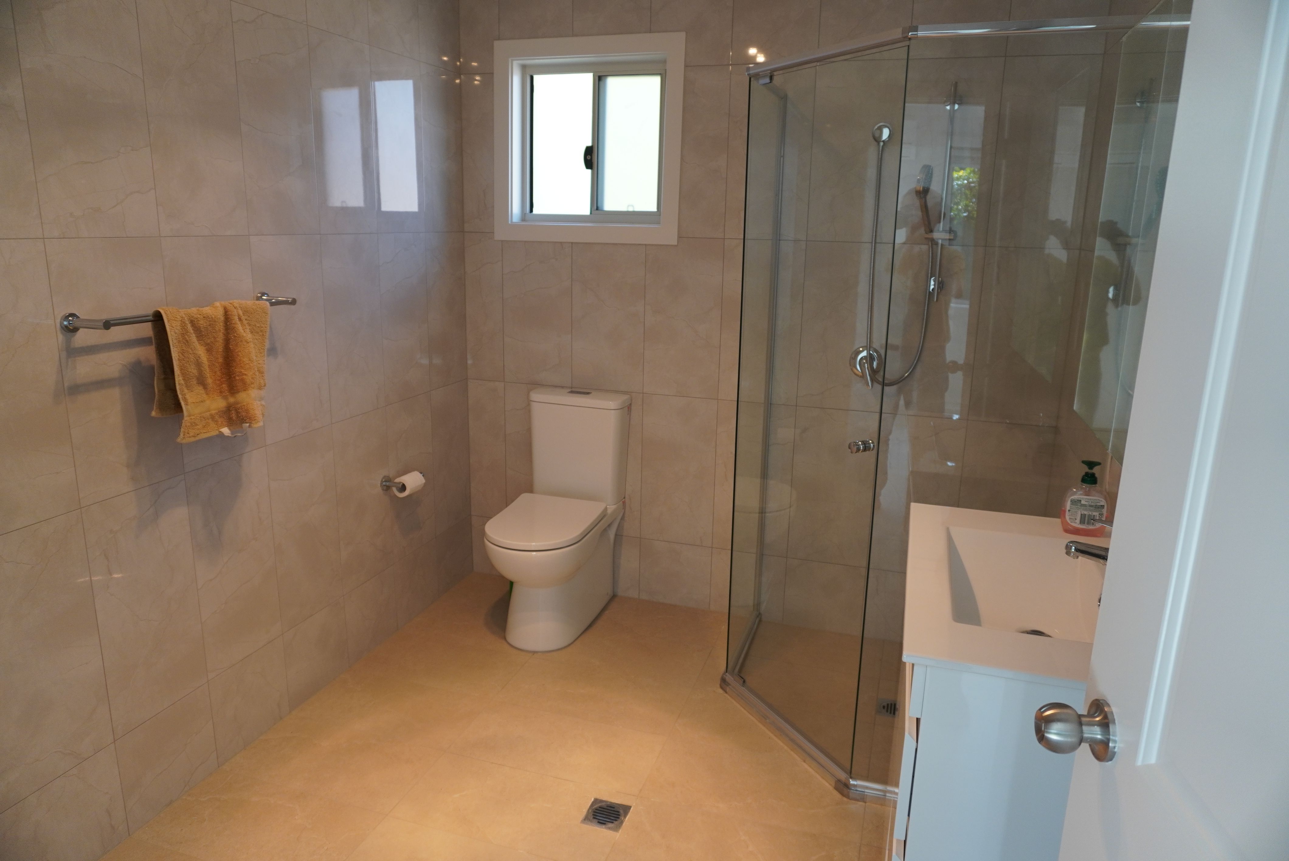 102a Hume Crescent — photo 7 of 12