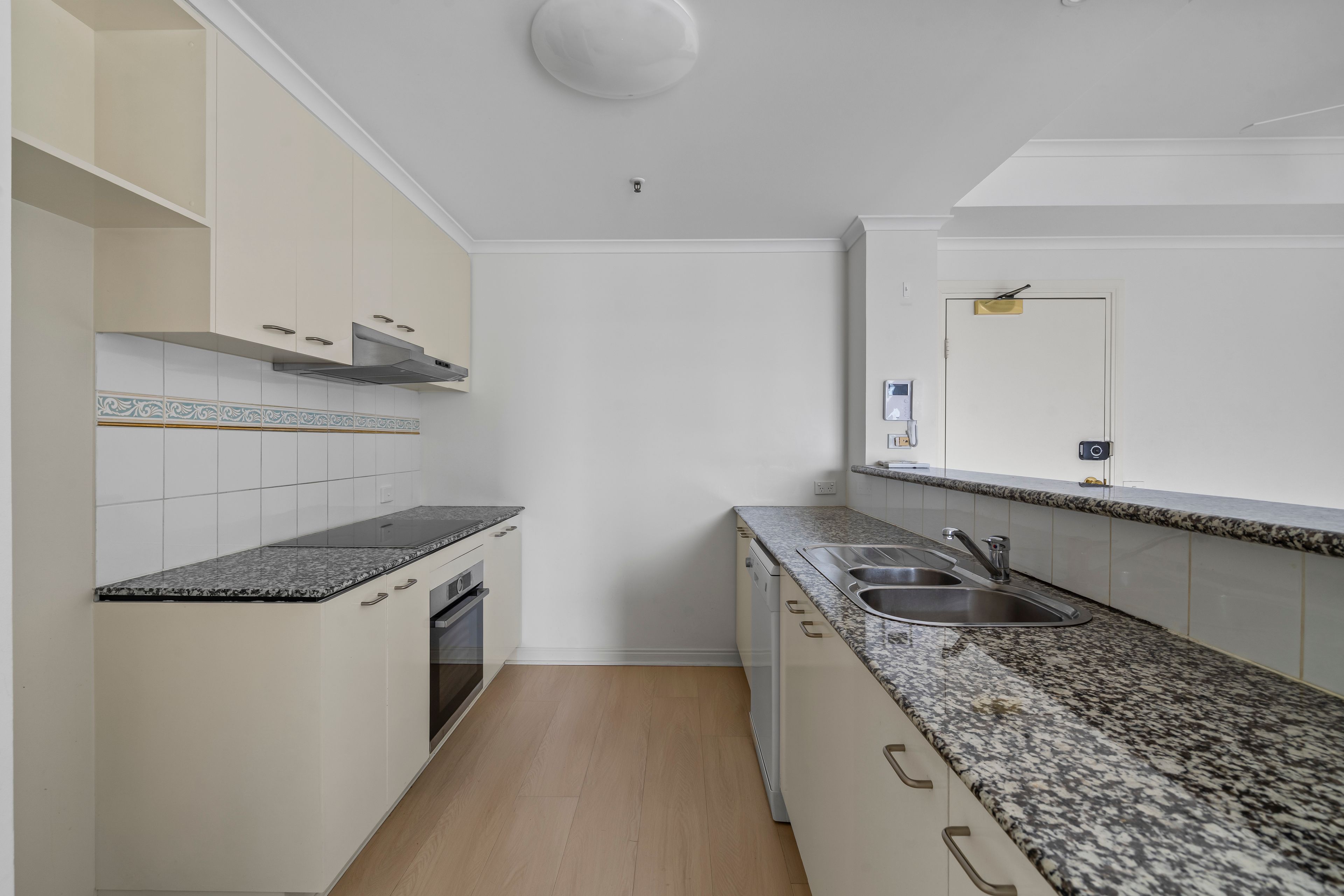 1909/83 Queensbridge Street — photo 3 of 17