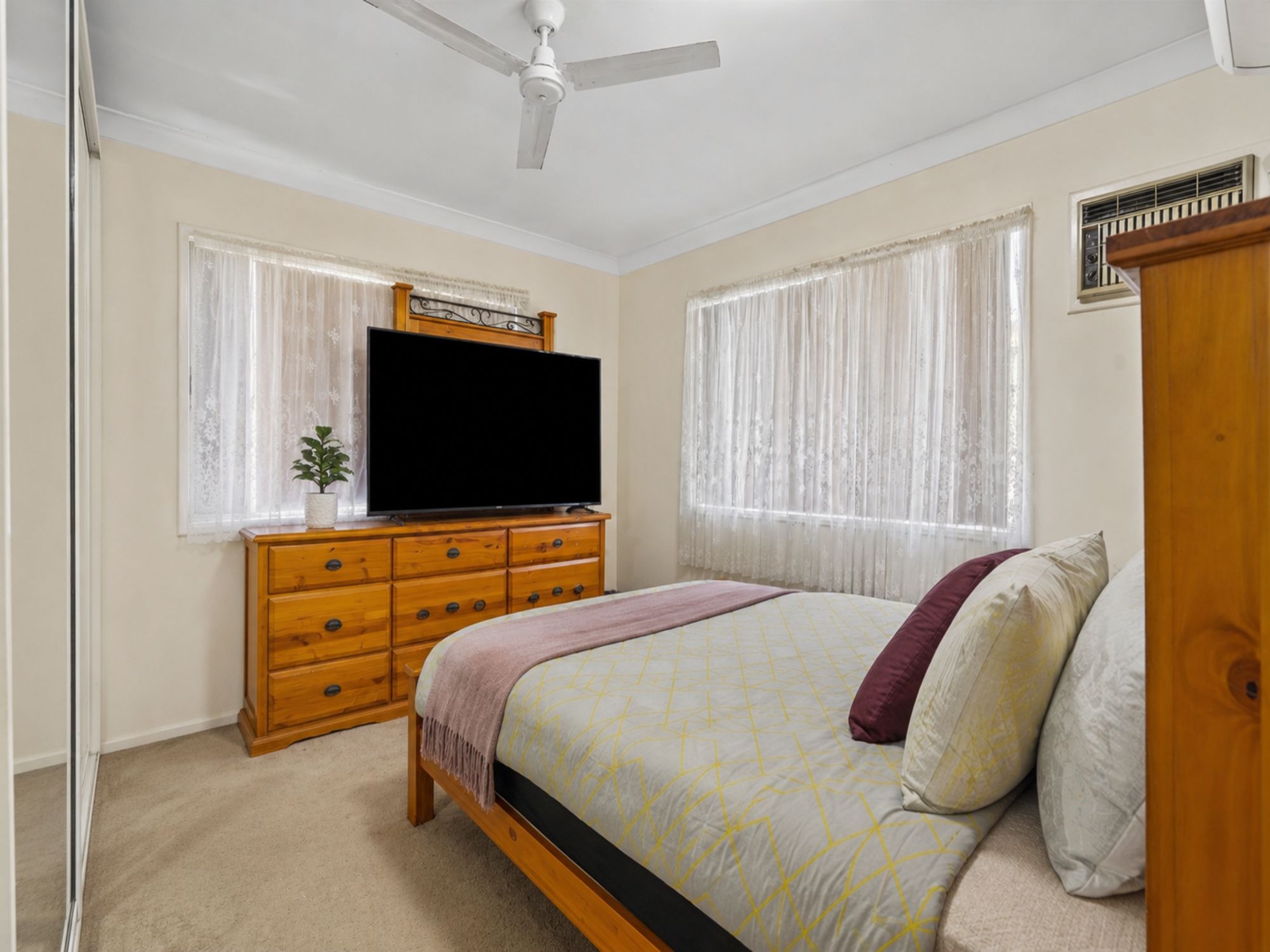 57 Macarthur Crescent — photo 8 of 24